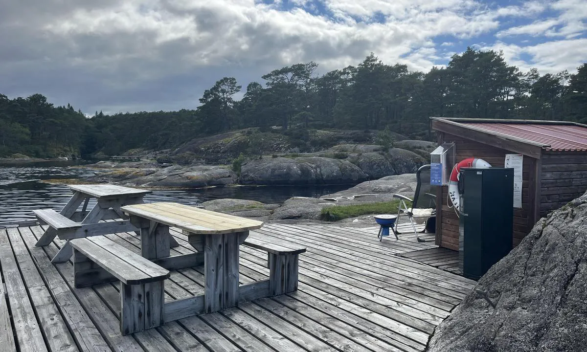 Bergaholmen - Økstrafjorden: {"base": "no", "no": "Finnes en brygge men den skal hovedsaklig brukes for ombord og ilandstigning.", "se": "Det finns en brygga men den ska huvudsakligen anv\u00e4ndas f\u00f6r ombord- och ilandstigning.", "en": "There is a pier, but it should primarily be used for boarding and disembarking.", "da": "Der findes en bro, men den skal hovedsageligt bruges til ombord- og ilandstigning."}