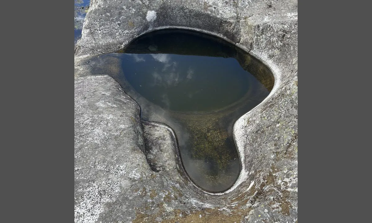 Bergaholmen - Økstrafjorden: {"base": "no", "no": "En av flere jettegryter p\u00e5 holmen.", "se": "En av flera j\u00e4ttegrytor p\u00e5 holmen.", "en": "One of several potholes on the islet.", "da": "En af flere j\u00e6ttestuer p\u00e5 holmen."}