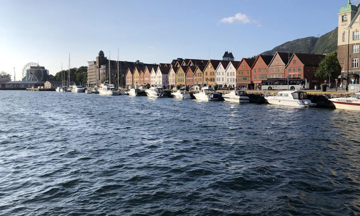 De klassiske bryggene i Bergen med båter liggende utenfor.