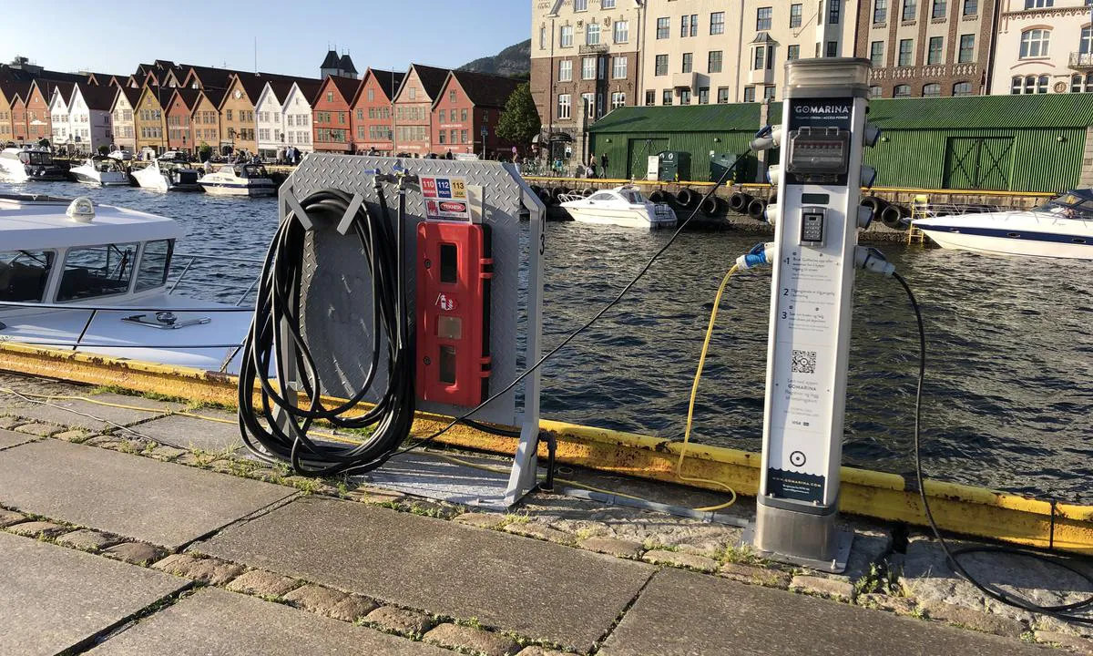 Bergen Gjestehavn: {"base": "no", "no": "Det er vann og str\u00f8m i havna. Str\u00f8men l\u00e5ses opp med kode fra Gomarina.", "se": "Det finns vatten och el i hamnen. Elen l\u00e5ses upp med kod fr\u00e5n Gomarina.", "en": "There is water and electricity in the harbor. Electricity is unlocked with a code from Gomarina.", "da": "Der er vand og str\u00f8m i havnen. Str\u00f8mmen l\u00e5ses op med kode fra Gomarina."}