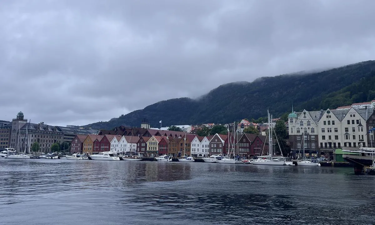 Bergen Gjestehavn: {"base": "no", "no": "Vi l\u00e5g langs Bryggen, ganske langt ute. Litt musikk fra nattklubb og biler p\u00e5 kvelden, men roer seg godt ned. Sov godt. N\u00e6r butikker og Fl\u00f8yen.", "se": "Vi l\u00e5g l\u00e4ngs Bryggen, ganska l\u00e5ngt ut. Lite musik fr\u00e5n nattklubb och bilar p\u00e5 kv\u00e4llen, men det lugnar sig bra. Sov gott. N\u00e4ra butiker och Fl\u00f8yen.", "en": "We were docked along the Wharf, quite far out. Some music from the nightclub and cars in the evening, but it quiets down nicely. Slept well. Close to shops and Fl\u00f8yen.", "da": "Vi l\u00e5 langs Bryggen, ganske langt ude. Lidt musik fra natklub og biler om aftenen, men det roer sig godt ned. Sov godt. N\u00e6r butikker og Fl\u00f8yen.", "fr": "Nous \u00e9tions amarr\u00e9s le long du quai, assez loin. Un peu de musique de la bo\u00eete de nuit et des voitures le soir, mais cela se calme bien. Bien dormi. Pr\u00e8s des magasins et du Fl\u00f8yen.", "de": "Wir lagen entlang Bryggen, ziemlich weit drau\u00dfen. Ein wenig Musik von der Nachtklub und Autos am Abend, aber es beruhigt sich gut. Haben gut geschlafen. In der N\u00e4he von Gesch\u00e4ften und Fl\u00f8yen.", "es": "Nosotros est\u00e1bamos atracados a lo largo de Bryggen, bastante lejos. Un poco de m\u00fasica de la discoteca y coches por la noche, pero se calma bastante. Dormimos bien. Cerca de tiendas y Fl\u00f8yen.", "it": "Eravamo ormeggiati lungo il Molo, abbastanza lontano. Un po' di musica dalla discoteca e auto di sera, ma si calmava bene. Dormimmo bene. Vicino ai negozi e alla funivia per Fl\u00f8yen.", "pt": "Fic\u00e1mos ao longo de Bryggen, bastante distante. Um pouco de m\u00fasica da discoteca e carros \u00e0 noite, mas acalma-se bem. Dormi bem. Perto de lojas e Fl\u00f8yen.", "nl": "We lagen langs de kade, vrij ver naar buiten. Een beetje muziek van de nachtclub en auto's 's avonds, maar het kalmeert goed. Goed geslapen. Dicht bij winkels en Fl\u00f8yen.", "pl": "Zatrzymali\u015bmy si\u0119 wzd\u0142u\u017c Bryggen, do\u015b\u0107 daleko na zewn\u0105trz. Troch\u0119 muzyki z klubu nocnego i samochody wieczorem, ale p\u00f3\u017aniej jest cicho. Spa\u0142em dobrze. Blisko sklep\u00f3w i Fl\u00f8yen.", "uk": "\u041c\u0438 \u043b\u0435\u0436\u0430\u043b\u0438 \u0431\u0456\u043b\u044f \u043d\u0430\u0431\u0435\u0440\u0435\u0436\u043d\u043e\u0457, \u0434\u043e\u0441\u0438\u0442\u044c \u0434\u0430\u043b\u0435\u043a\u043e. \u0422\u0440\u043e\u0445\u0438 \u043c\u0443\u0437\u0438\u043a\u0438 \u0437 \u043d\u0456\u0447\u043d\u043e\u0433\u043e \u043a\u043b\u0443\u0431\u0443 \u0442\u0430 \u0430\u0432\u0442\u043e\u043c\u043e\u0431\u0456\u043b\u0456 \u043d\u0430 \u0432\u0435\u0447\u0456\u0440, \u0430\u043b\u0435 \u043f\u043e\u0442\u0456\u043c \u0432\u0441\u0435 \u0437\u0430\u0441\u043f\u043e\u043a\u043e\u044e\u0454\u0442\u044c\u0441\u044f. \u0421\u043f\u0430\u043b\u0438 \u0434\u043e\u0431\u0440\u0435. \u041f\u043e\u0440\u0443\u0447 \u043c\u0430\u0433\u0430\u0437\u0438\u043d\u0438 \u0442\u0430 \u0424\u043b\u0451\u0439\u0454\u043d.", "ro": "Am fost acosta\u021bi de-a lungul cheiului, destul de departe. Pu\u021bin\u0103 muzic\u0103 de la clubul de noapte \u0219i ma\u0219ini seara, dar se lini\u0219te\u0219te bine. Am dormit bine. Aproape de magazine \u0219i de Fl\u00f8yen.", "tr": "Bryggen boyunca, olduk\u00e7a d\u0131\u015far\u0131da bulundu\u011fumuz bir yerdeydik. Ak\u015famlar\u0131 gece kul\u00fcb\u00fcnden ve ara\u00e7lardan biraz m\u00fczik geliyor, ancak daha sonra sessizle\u015fiyor. \u0130yi uyuduk. Ma\u011fazalara ve Fl\u00f8yen'e yak\u0131n.", "el": "\u039c\u03b5\u03af\u03bd\u03b1\u03bc\u03b5 \u03ba\u03b1\u03c4\u03ac \u03bc\u03ae\u03ba\u03bf\u03c2 \u03c4\u03b7\u03c2 Bryggen, \u03b1\u03c1\u03ba\u03b5\u03c4\u03ac \u03bc\u03b1\u03ba\u03c1\u03b9\u03ac. \u039b\u03af\u03b3\u03b7 \u03bc\u03bf\u03c5\u03c3\u03b9\u03ba\u03ae \u03b1\u03c0\u03cc \u03c4\u03bf \u03bd\u03c5\u03c7\u03c4\u03b5\u03c1\u03b9\u03bd\u03cc \u03ba\u03bb\u03b1\u03bc\u03c0 \u03ba\u03b1\u03b9 \u03b1\u03c5\u03c4\u03bf\u03ba\u03af\u03bd\u03b7\u03c4\u03b1 \u03c4\u03bf \u03b2\u03c1\u03ac\u03b4\u03c5, \u03b1\u03bb\u03bb\u03ac \u03b7\u03c1\u03b5\u03bc\u03b5\u03af \u03ba\u03b1\u03bb\u03ac. \u039a\u03bf\u03b9\u03bc\u03b7\u03b8\u03ae\u03ba\u03b1\u03bc\u03b5 \u03ba\u03b1\u03bb\u03ac. \u039a\u03bf\u03bd\u03c4\u03ac \u03c3\u03b5 \u03ba\u03b1\u03c4\u03b1\u03c3\u03c4\u03ae\u03bc\u03b1\u03c4\u03b1 \u03ba\u03b1\u03b9 \u03c4\u03bf Fl\u00f8yen.", "cs": "Kotvili jsme u Bryggen, docela daleko venku. Trochu hudby z no\u010dn\u00edho klubu a aut ve\u010der, ale celkem klidn\u00e9. Dob\u0159e jsem se vyspal. Bl\u00edzko obchod\u016f a Fl\u00f8yen.", "hu": "A Bryggen mellett horgonyoztunk, meglehet\u0151sen t\u00e1vol. Egy kis zene a klubokb\u00f3l \u00e9s aut\u00f3k zaja este, de azt\u00e1n j\u00f3l lecsendesedik. J\u00f3l aludtunk. Boltok \u00e9s a Fl\u00f8yen k\u00f6zel\u00e9ben.", "fi": "Olimme satamassa laiturilla, melko kaukana ulkona. Hiukan musiikkia y\u00f6kerhosta ja autot iltaisin, mutta rauhoittuu hyvin. Nukuimme hyvin. L\u00e4hell\u00e4 kauppoja ja Fl\u00f8yen.", "bg": "\u0411\u044f\u0445\u043c\u0435 \u0432\u044a\u0440\u0437\u0430\u043d\u0438 \u0434\u043e Bryggen, \u0434\u043e\u0441\u0442\u0430 \u043d\u0430\u0432\u044a\u043d. \u041c\u0430\u043b\u043a\u043e \u043c\u0443\u0437\u0438\u043a\u0430 \u043e\u0442 \u043d\u043e\u0449\u0435\u043d \u043a\u043b\u0443\u0431 \u0438 \u043a\u043e\u043b\u0438 \u0432\u0435\u0447\u0435\u0440\u0442\u0430, \u043d\u043e \u0432\u0441\u0438\u0447\u043a\u043e \u0441\u0435 \u0443\u0441\u043f\u043e\u043a\u043e\u044f\u0432\u0430 \u0434\u043e\u0431\u0440\u0435. \u0421\u043f\u0430\u0445\u043c\u0435 \u0434\u043e\u0431\u0440\u0435. \u0411\u043b\u0438\u0437\u043e \u0434\u043e \u043c\u0430\u0433\u0430\u0437\u0438\u043d\u0438 \u0438 Fl\u00f8yen.", "sr": "Bili smo uz Bryggen, prili\u010dno daleko napolju. Malo muzike iz no\u0107nog kluba i automobili uve\u010de, ali se dobro smiri. Spavali smo dobro. Blizu prodavnica i Fl\u00f8yen.", "et": "Me olime kai \u00e4\u00e4res, \u00fcsna kaugemal. Natuke muusikat \u00f6\u00f6klubist ja autosid \u00f5htul, aga rahuneb h\u00e4sti maha. Magasime h\u00e4sti. L\u00e4hedal poed ja Fl\u00f8yen.", "lv": "M\u0113s pietauvoj\u0101mies pie Bryggen, diezgan t\u0101lu \u0101rpus\u0113. Mazliet m\u016bzikas no naktskluba un automa\u0161\u012bn\u0101m vakar\u0101, bet tas labi nomierin\u0101s. Gul\u0113j\u0101m labi. Tuvum\u0101 veikali un Fl\u00f8yen.", "lt": "Mes buvome prisi\u0161vartav\u0119 \u0161alia Bryggeno, gana toli. \u0160iek tiek muzikos i\u0161 naktinio klubo ir automobili\u0173 triuk\u0161mo vakare, bet tai nesuk\u0117l\u0117 dideli\u0173 trukd\u017ei\u0173. Miegojome gerai. \u0160alia parduotuv\u0117s ir Fl\u00f8yen."}