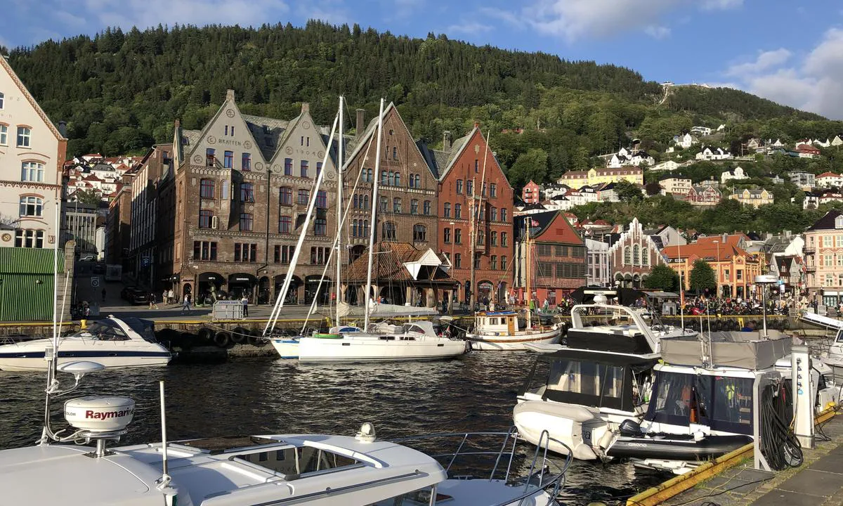 I Bergen er det gjestekai på nordøstsiden av vågen (foran de klassiske bryggene) og rundt Zachariasbryggen.