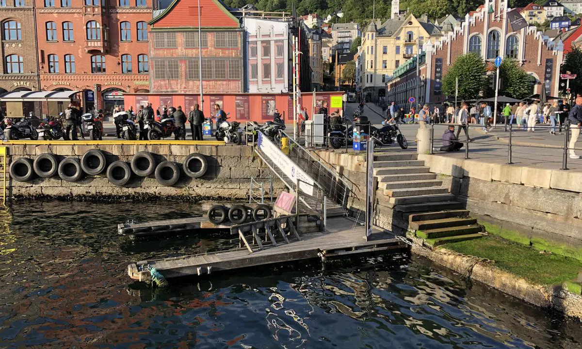 Byfergen «Beffen» anløper hyppig innenfor gjestekaien ved bryggen i Bergen. «Beffen» passerer da gjestebåtene.