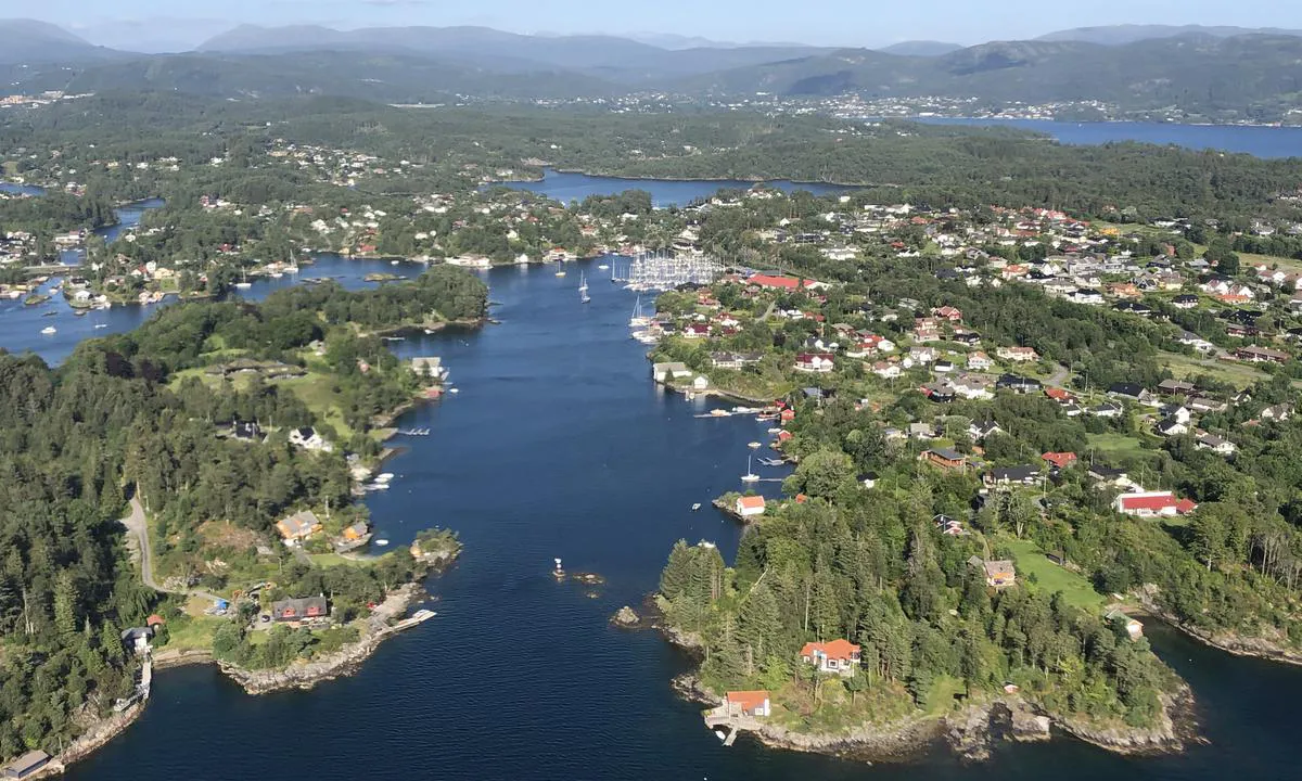 Bergens Seilforening: {"base": "no", "no": "Innseilingen til Bergen Seilforening er smal, men godt merket. Du ser den i front p\u00e5 bildet. Bergen seilforening ligger inne i v\u00e5gen med alle b\u00e5tene. Bildet er tatt fra vest.", "se": "Inseglingen till Bergen Segelf\u00f6rening \u00e4r smal, men v\u00e4l utm\u00e4rkt. Du ser den l\u00e4ngst fram p\u00e5 bilden. Bergen segelf\u00f6rening ligger inne i viken med alla b\u00e5tarna. Bilden \u00e4r tagen fr\u00e5n v\u00e4st.", "en": "The approach to Bergen Sailing Association is narrow, but well marked. You see it in front in the picture. Bergen Sailing Association is located inside the bay with all the boats. The picture is taken from the west.", "da": "Indsejlingen til Bergen Sejlforening er smal, men godt afm\u00e6rket. Du ser den foran p\u00e5 billedet. Bergen sejlforening ligger inde i v\u00e5gen med alle b\u00e5dene. Billedet er taget fra vest."}