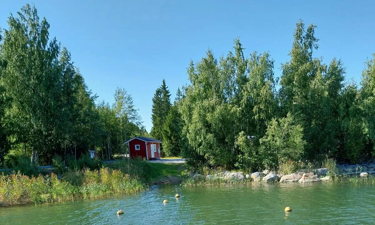 BERGO: {"base": "en", "no": "Enkel flytebrygge rett nord for fergeterminalen med septikpumpe. 2 meter dybde.", "se": "Enkel ponton precis norr om f\u00e4rjeterminalen med t\u00f6mningsanordning. 2 meters djup.", "en": "Single pontoon just north of ferry terminal with pump out facility. 2 metres depth.", "da": "Enkelt ponton lige nord for f\u00e6rgeterminalen med t\u00f8mmeanl\u00e6g. 2 meters dybde.", "fr": "Une seule jet\u00e9e juste au nord du terminal ferry avec installation de pompage des eaux us\u00e9es. 2 m\u00e8tres de profondeur.", "de": "Einzelner Ponton n\u00f6rdlich der F\u00e4hranlegestelle mit Absaugvorrichtung. 2 Meter Wassertiefe.", "es": "Pantalan \u00fanico justo al norte de la terminal de ferry con instalaci\u00f3n de bombeo de aguas negras. Profundidad de 2 metros.", "it": "Pontile singolo appena a nord del terminal dei traghetti con struttura di svuotamento serbatoi. Profondit\u00e0 2 metri.", "pt": "P\u00eder \u00fanico logo ao norte do terminal de ferry com instala\u00e7\u00e3o para bombeamento de \u00e1guas negras. Profundidade de 2 metros.", "nl": "Enkele ponton net ten noorden van de veerterminal met een afvalwaterpompvoorziening. 2 meter diepte.", "pl": "Pojedynczy pomost p\u0142ywaj\u0105cy tu\u017c na p\u00f3\u0142noc od terminalu promowego z mo\u017cliwo\u015bci\u0105 opr\u00f3\u017cniania szamba. G\u0142\u0119boko\u015b\u0107 2 metry.", "uk": "\u041e\u0434\u0438\u043d \u043f\u043e\u043d\u0442\u043e\u043d \u0442\u0440\u043e\u0445\u0438 \u043f\u0456\u0432\u043d\u0456\u0447\u043d\u0456\u0448\u0435 \u0432\u0456\u0434 \u0442\u0435\u0440\u043c\u0456\u043d\u0430\u043b\u0443 \u043f\u043e\u0440\u043e\u043c\u0456\u0432 \u0456\u0437 \u043e\u0431\u043b\u0430\u0434\u043d\u0430\u043d\u043d\u044f\u043c \u0434\u043b\u044f \u0437\u043b\u0438\u0432\u0443 \u0432\u0456\u0434\u0445\u043e\u0434\u0456\u0432. \u0413\u043b\u0438\u0431\u0438\u043d\u0430 2 \u043c\u0435\u0442\u0440\u0438.", "ro": "Ponton simplu la nord de terminalul de feribot cu facilit\u0103\u021bi de pompare a apei uzate. Ad\u00e2ncime de 2 metri.", "tr": "Feribot terminalinin hemen kuzeyinde pompa bo\u015faltma tesisi bulunan tek ponton. 2 metre derinlik.", "el": "\u039c\u03bf\u03bd\u03cc\u03c2 \u03bc\u03cc\u03bb\u03bf\u03c2 \u03b1\u03ba\u03c1\u03b9\u03b2\u03ce\u03c2 \u03b2\u03cc\u03c1\u03b5\u03b9\u03b1 \u03c4\u03bf\u03c5 \u03c4\u03b5\u03c1\u03bc\u03b1\u03c4\u03b9\u03ba\u03bf\u03cd \u03c3\u03c4\u03b1\u03b8\u03bc\u03bf\u03cd \u03c4\u03bf\u03c5 \u03c6\u03b5\u03c1\u03b9\u03bc\u03c0\u03cc\u03c4 \u03bc\u03b5 \u03b5\u03b3\u03ba\u03b1\u03c4\u03ac\u03c3\u03c4\u03b1\u03c3\u03b7 \u03ac\u03bd\u03c4\u03bb\u03b7\u03c3\u03b7\u03c2 \u03bb\u03c5\u03bc\u03ac\u03c4\u03c9\u03bd. \u0392\u03ac\u03b8\u03bf\u03c2 2 \u03bc\u03ad\u03c4\u03c1\u03b1.", "cs": "Jednotliv\u00fd ponton t\u011bsn\u011b severn\u011b od termin\u00e1lu trajektu s vybaven\u00edm pro vypou\u0161t\u011bn\u00ed fek\u00e1li\u00ed. Hloubka 2 metry.", "hu": "Egypontos m\u00f3l\u00f3 az komptermin\u00e1lt\u00f3l \u00e9szakra, szivatty\u00faz\u00f3 berendez\u00e9ssel. 2 m\u00e9ter m\u00e9lys\u00e9g.", "fi": "Yksitt\u00e4inen laituri hieman pohjoiseen lautaterminaalista, jossa tyhjennysmahdollisuus. 2 metrin syv\u00e4ys.", "bg": "\u0415\u0434\u0438\u043d\u0438\u0447\u0435\u043d \u043f\u043e\u043d\u0442\u043e\u043d \u0442\u043e\u0447\u043d\u043e \u043d\u0430 \u0441\u0435\u0432\u0435\u0440 \u043e\u0442 \u0442\u0435\u0440\u043c\u0438\u043d\u0430\u043b\u0430 \u0437\u0430 \u0444\u0435\u0440\u0438\u0431\u043e\u0442\u0438 \u0441 \u0432\u044a\u0437\u043c\u043e\u0436\u043d\u043e\u0441\u0442 \u0437\u0430 \u0438\u0437\u043f\u043e\u043c\u043f\u0432\u0430\u043d\u0435. \u0414\u044a\u043b\u0431\u043e\u0447\u0438\u043d\u0430 2 \u043c\u0435\u0442\u0440\u0430.", "sr": "Jedan ponton odmah severno od trajektne luke sa ure\u0111ajem za izduvavanje fekalija. Dubina 2 metra.", "et": "\u00dcksik pontoon praamisadama p\u00f5hjas, pumpamiskoht paadiheitega. S\u00fcgavus 2 meetrit.", "lv": "Vienots pontons tie\u0161i zieme\u013cos no pr\u0101mju termin\u0101\u013ca ar fek\u0101liju izs\u016bkn\u0113\u0161anas iesp\u0113ju. 2 metru dzi\u013cums.", "lt": "Vienas pontonas \u0161iauriau nuo kelt\u0173 terminalo su nuor\u016bg\u0173 i\u0161pylimo \u012franga. Gylis 2 metrai."}