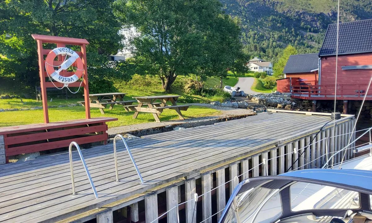Berle Gjestebrygge: {"base": "no", "no": "P\u00e5 h\u00f8yre side 2 fester. Et stort r\u00f8rstomp og litt lenger inn en tung gammel krysshold.", "se": "P\u00e5 h\u00f6gra sidan 2 f\u00e4sten. En stor r\u00f6rstump och lite l\u00e4ngre in ett tungt gammalt kryssh\u00e5ll.", "en": "On the right side, 2 fasteners. A large pipe stump and a bit further in, a heavy old cross-tie.", "da": "P\u00e5 h\u00f8jre side 2 fort\u00f8jninger. Et stort r\u00f8rstykke og lidt l\u00e6ngere inde en tung, gammel krydsb\u00f8jle.", "fr": "Sur le c\u00f4t\u00e9 droit, 2 attaches. Un grand tron\u00e7on de tuyau et un peu plus loin, une vieille bitte d'amarrage lourde.", "de": "Auf der rechten Seite 2 Festmacher. Ein gro\u00dfes Rohrende und etwas weiter innen ein schwerer, alter Kreuzklamp.", "es": "En el lado derecho 2 amarras. Un gran trozo de tubo y un poco m\u00e1s adentro un viejo amarre cruzado pesado.", "it": "Sul lato destro, 2 ormeggi. Un grosso spezzone di tubo e un po' pi\u00f9 avanti un pesante vecchio ormeggio incrociato.", "pt": "No lado direito, 2 fixa\u00e7\u00f5es. Um grande trecho de cano e um pouco mais adentro, uma pesada amarra\u00e7\u00e3o antiga.", "nl": "Aan de rechterkant 2 bevestigingspunten. Een grote pijpstomp en iets verder naar binnen een zware oude kruisvanger.", "pl": "Po prawej stronie 2 mocowania. Du\u017ca rura i troch\u0119 dalej ci\u0119\u017cki stary uchwyt krzy\u017cowy.", "uk": "\u041d\u0430 \u043f\u0440\u0430\u0432\u043e\u043c\u0443 \u0431\u043e\u0446\u0456 2 \u043a\u0440\u0456\u043f\u043b\u0435\u043d\u043d\u044f. \u0412\u0435\u043b\u0438\u043a\u0430 \u0442\u0440\u0443\u0431\u0430 \u0456 \u0442\u0440\u043e\u0445\u0438 \u0434\u0430\u043b\u0456 \u0432\u0441\u0435\u0440\u0435\u0434\u0438\u043d\u0456 \u0432\u0430\u0436\u043a\u0430 \u0441\u0442\u0430\u0440\u0430 \u0445\u0440\u0435\u0441\u0442\u043e\u0432\u0430 \u0441\u0442\u0456\u0439\u043a\u0430.", "ro": "Pe partea dreapt\u0103, 2 puncte de ancorare. Un tub mare \u0219i pu\u021bin mai \u00een\u0103untru, un vechi suport transversal greu.", "tr": "Sa\u011f tarafta 2 ba\u011flant\u0131 noktas\u0131. B\u00fcy\u00fck bir boru par\u00e7as\u0131 ve biraz daha i\u00e7eride a\u011f\u0131r, eski bir \u00e7apraz tutama\u00e7.", "el": "\u03a3\u03c4\u03b7 \u03b4\u03b5\u03be\u03b9\u03ac \u03c0\u03bb\u03b5\u03c5\u03c1\u03ac 2 \u03c3\u03b7\u03bc\u03b5\u03af\u03b1 \u03c0\u03c1\u03cc\u03c3\u03b4\u03b5\u03c3\u03b7\u03c2. \u0388\u03bd\u03b1\u03c2 \u03bc\u03b5\u03b3\u03ac\u03bb\u03bf\u03c2 \u03c3\u03c9\u03bb\u03ae\u03bd\u03b1\u03c2 \u03ba\u03b1\u03b9 \u03bb\u03af\u03b3\u03bf \u03c0\u03b9\u03bf \u03bc\u03ad\u03c3\u03b1 \u03bc\u03b9\u03b1 \u03b2\u03b1\u03c1\u03b9\u03ac \u03c0\u03b1\u03bb\u03b9\u03ac \u03b4\u03ad\u03c3\u03c4\u03c1\u03b1.", "cs": "Na prav\u00e9 stran\u011b 2 \u00favazy. Velk\u00e1 trubka a o n\u011bco d\u00e1l t\u011b\u017ek\u00fd star\u00fd k\u0159\u00ed\u017eov\u00fd vaz.", "hu": "A jobb oldalon 2 r\u00f6gz\u00edt\u00e9si pont. Egy nagy cs\u0151v\u00e9g \u00e9s kicsit beljebb egy neh\u00e9z, r\u00e9gi kereszt tart\u00f3.", "fi": "Oikealla puolella 2 kiinnityst\u00e4. Iso putkenp\u00e4tk\u00e4 ja v\u00e4h\u00e4n sisemp\u00e4n\u00e4 raskas vanha ristipidike.", "bg": "\u041e\u0442 \u0434\u044f\u0441\u043d\u0430\u0442\u0430 \u0441\u0442\u0440\u0430\u043d\u0430 2 \u0441\u043a\u043e\u0431\u0438. \u0415\u0434\u043d\u0430 \u0433\u043e\u043b\u044f\u043c\u0430 \u0442\u0440\u044a\u0431\u0430 \u0438 \u043c\u0430\u043b\u043a\u043e \u043f\u043e-\u043d\u0430\u0432\u044a\u0442\u0440\u0435 \u0435\u0434\u043d\u0430 \u0442\u0435\u0436\u043a\u0430 \u0441\u0442\u0430\u0440\u0430 \u043a\u0440\u044a\u0441\u0442\u043e\u0441\u0430\u043d\u0430 \u043e\u043f\u043e\u0440\u0430.", "sr": "Sa desne strane 2 priveza. Veliki cevasti stub i dalje unutra stara te\u0161ka ukrsna dr\u017ea\u010d.", "et": "Paremal pool 2 kinnitust. Suur torujupike ja veidi kaugemal vana raske vihiankur.", "lv": "Labaj\u0101 pus\u0113 2 stiprin\u0101jumi. Liels cauru\u013cvada fragments un nedaudz t\u0101l\u0101k veca, smaga \u0161\u0137\u0113rsk\u0101jas tur\u0113t\u0101js.", "lt": "De\u0161in\u0117je pus\u0117je 2 tvirtinimo vietos. Didelis vamzd\u017eio gabalas ir truput\u012f giliau senas sunkus kry\u017emos stulpas."}