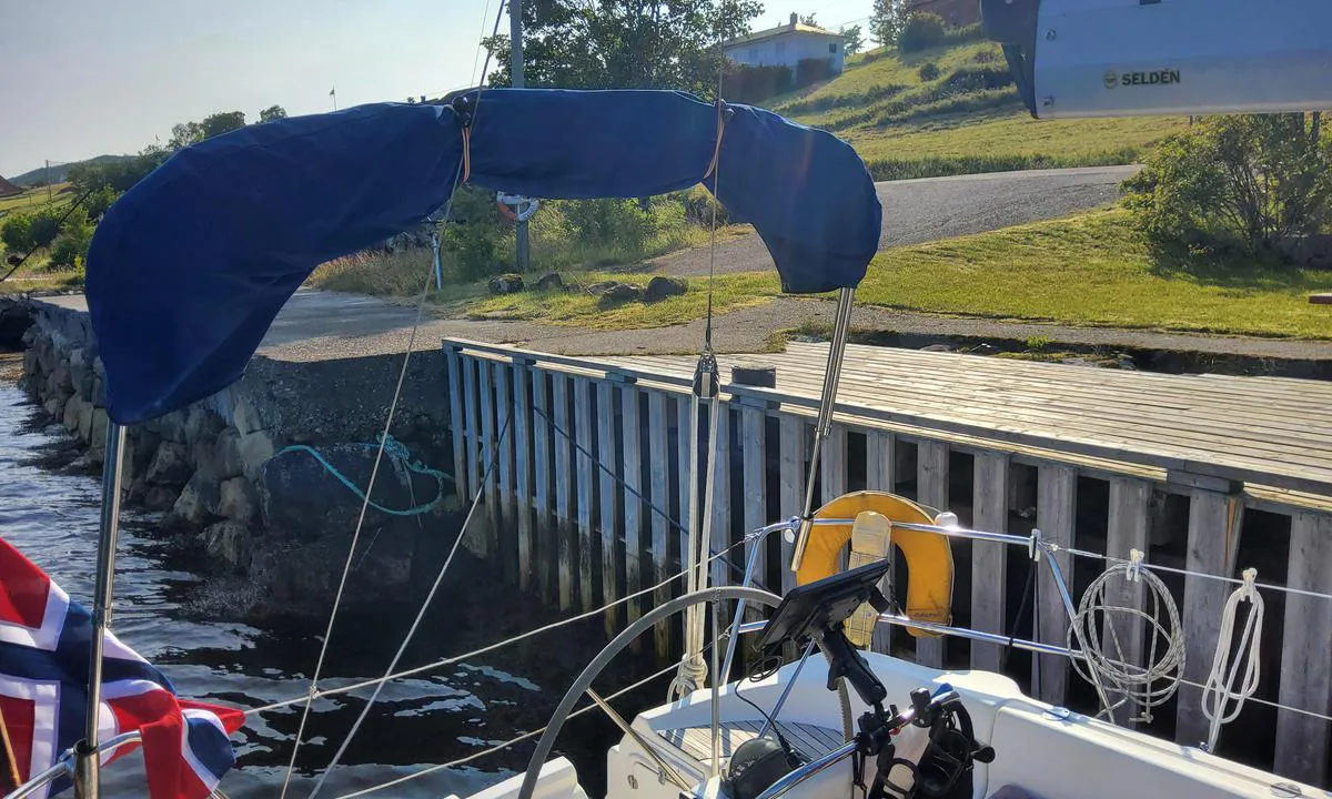 Berle Gjestebrygge: {"base": "no", "no": "P\u00e5 venstre side kun et r\u00f8rstomp som feste.", "se": "P\u00e5 v\u00e4nster sida endast en r\u00f6rstump som f\u00e4ste.", "en": "On the left side, only a short pipe as a mooring.", "da": "P\u00e5 venstre side kun et r\u00f8rstump som f\u00e6ste.", "fr": "Sur le c\u00f4t\u00e9 gauche, seulement un bout de tuyau comme point d'amarrage.", "de": "Auf der linken Seite nur ein Rohrstumpf als Befestigung.", "es": "En el lado izquierdo solo una secci\u00f3n de tubo como amarre.", "it": "Sul lato sinistro solo un mozzicone di tubo come fissaggio.", "pt": "No lado esquerdo, apenas um peda\u00e7o de tubo como fixa\u00e7\u00e3o.", "nl": "Aan de linkerkant alleen een pijpeinde als bevestiging.", "pl": "Po lewej stronie tylko kr\u00f3tki kawa\u0142ek rury jako mocowanie.", "uk": "\u0417\u043b\u0456\u0432\u0430 \u0442\u0456\u043b\u044c\u043a\u0438 \u0448\u043c\u0430\u0442\u043e\u043a \u0442\u0440\u0443\u0431\u0438 \u044f\u043a \u043a\u0440\u0456\u043f\u043b\u0435\u043d\u043d\u044f.", "ro": "Pe partea st\u00e2ng\u0103 doar un segment de \u021beav\u0103 ca fixare.", "tr": "Sol tarafta yaln\u0131zca bir boru par\u00e7as\u0131 var.", "el": "\u03a3\u03c4\u03b7\u03bd \u03b1\u03c1\u03b9\u03c3\u03c4\u03b5\u03c1\u03ae \u03c0\u03bb\u03b5\u03c5\u03c1\u03ac \u03bc\u03cc\u03bd\u03bf \u03ad\u03bd\u03b1\u03c2 \u03c3\u03c9\u03bb\u03ae\u03bd\u03b1\u03c2 \u03c9\u03c2 \u03c3\u03b7\u03bc\u03b5\u03af\u03bf \u03c0\u03c1\u03cc\u03c3\u03b4\u03b5\u03c3\u03b7\u03c2.", "cs": "Na lev\u00e9 stran\u011b pouze kousek potrub\u00ed jako \u00fachyt.", "hu": "Bal oldalon csak egy cs\u0151csonk tal\u00e1lhat\u00f3, mint r\u00f6gz\u00edt\u00e9s.", "fi": "Vasemmalla puolella vain putkenp\u00e4tk\u00e4 kiinnitykseksi.", "bg": "\u041e\u0442 \u043b\u044f\u0432\u0430\u0442\u0430 \u0441\u0442\u0440\u0430\u043d\u0430 \u0441\u0430\u043c\u043e \u0435\u0434\u043d\u0430 \u0442\u0440\u044a\u0431\u0430 \u0437\u0430 \u0437\u0430\u043a\u0440\u0435\u043f\u0432\u0430\u043d\u0435.", "sr": "\u041d\u0430 \u043b\u0435\u0432\u043e\u0458 \u0441\u0442\u0440\u0430\u043d\u0438 \u0441\u0430\u043c\u043e \u0458\u0435\u0434\u0430\u043d \u043a\u0440\u0430\u0458 \u0446\u0435\u0432\u0438 \u043a\u0430\u043e \u0441\u0438\u0434\u0440\u043e.", "et": "Vasakul pool ainult toruj\u00e4\u00e4nuk kinnituseks.", "lv": "Kreisaj\u0101 pus\u0113 tikai caurules fragments k\u0101 stiprin\u0101jums.", "lt": "Kair\u0117je pus\u0117je tik vamzd\u017eio galu kaip tvirtinimas."}
