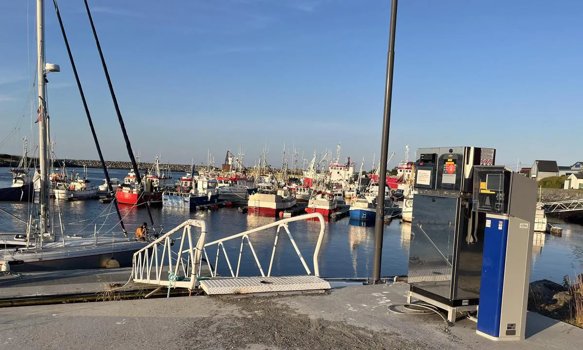 Berlevåg: {"base": "no", "no": "Bildet viser kai med drivstoff, rett etter flytebryggene p\u00e5 babord side etter innseilingen.", "se": "Bilden visar kaj med br\u00e4nsle, precis efter flytbryggorna p\u00e5 babord sida efter inseglingen.", "en": "The picture shows a quay with fuel, right after the floating docks on the port side after the entrance.", "da": "Billedet viser kaj med br\u00e6ndstof, lige efter flydebroerne p\u00e5 bagbord side efter indsejlingen.", "fr": "L'image montre un quai avec du carburant, juste apr\u00e8s les jet\u00e9es flottantes sur le c\u00f4t\u00e9 b\u00e2bord apr\u00e8s l'entr\u00e9e.", "de": "Das Bild zeigt einen Kai mit Treibstoff, direkt nach den Schwimmstegen an Backbordseite nach der Einfahrt.", "es": "La imagen muestra el muelle con combustible, justo despu\u00e9s de los pantalanes en el lado de babor despu\u00e9s de la entrada.", "it": "L'immagine mostra il molo con carburante, subito dopo i pontili galleggianti sul lato sinistro dopo l'ingresso.", "pt": "A imagem mostra o cais com combust\u00edvel, logo ap\u00f3s os pont\u00f5es no lado bombordo ap\u00f3s a entrada.", "nl": "De afbeelding toont de kade met brandstof, net na de drijvende steigers aan bakboordzijde na het binnenvaren.", "pl": "Obraz przedstawia nabrze\u017ce z paliwem, zaraz po p\u0142awach po lewej burcie po wp\u0142yni\u0119ciu.", "uk": "\u041d\u0430 \u0437\u043e\u0431\u0440\u0430\u0436\u0435\u043d\u043d\u0456 \u043f\u043e\u043a\u0430\u0437\u0430\u043d\u043e \u043f\u0440\u0438\u0447\u0430\u043b \u0437 \u043f\u0430\u043b\u0438\u0432\u043e\u043c, \u0432\u0456\u0434\u0440\u0430\u0437\u0443 \u043f\u0456\u0441\u043b\u044f \u043f\u043e\u043d\u0442\u043e\u043d\u0456\u0432 \u043d\u0430 \u043b\u0456\u0432\u043e\u043c\u0443 \u0431\u043e\u0446\u0456 \u043f\u0456\u0441\u043b\u044f \u0432\u0445\u043e\u0434\u0443.", "ro": "Imaginea arat\u0103 cheiul cu combustibil, imediat dup\u0103 pontoanele plutitoare pe partea babord dup\u0103 intrarea \u00een port.", "tr": "Resim, r\u0131ht\u0131m\u0131 ve giri\u015ften sonra sancak taraf\u0131ndaki y\u00fczer iskelelerin hemen yan\u0131ndaki yak\u0131t alan\u0131n\u0131 g\u00f6steriyor.", "el": "\u0397 \u03b5\u03b9\u03ba\u03cc\u03bd\u03b1 \u03b4\u03b5\u03af\u03c7\u03bd\u03b5\u03b9 \u03c4\u03b7\u03bd \u03c0\u03c1\u03bf\u03ba\u03c5\u03bc\u03b1\u03af\u03b1 \u03bc\u03b5 \u03c4\u03b1 \u03ba\u03b1\u03cd\u03c3\u03b9\u03bc\u03b1, \u03b1\u03bc\u03ad\u03c3\u03c9\u03c2 \u03bc\u03b5\u03c4\u03ac \u03c4\u03b9\u03c2 \u03c0\u03bb\u03c9\u03c4\u03ad\u03c2 \u03b1\u03c0\u03bf\u03b2\u03ac\u03b8\u03c1\u03b5\u03c2 \u03c3\u03c4\u03b7\u03bd \u03b1\u03c1\u03b9\u03c3\u03c4\u03b5\u03c1\u03ae \u03c0\u03bb\u03b5\u03c5\u03c1\u03ac \u03bc\u03b5\u03c4\u03ac \u03c4\u03b7\u03bd \u03b5\u03af\u03c3\u03bf\u03b4\u03bf.", "cs": "Obr\u00e1zek ukazuje molo s pohonn\u00fdmi hmotami, hned za plovouc\u00edmi m\u016fstky na levoboku po vplut\u00ed.", "hu": "A k\u00e9p az \u00fczemanyag\u00e1llom\u00e1st mutatja, k\u00f6zvetlen\u00fcl az \u00fasz\u00f3 m\u00f3l\u00f3k ut\u00e1n, a behaj\u00f3z\u00e1s ut\u00e1n a bal oldalon.", "fi": "Kuva n\u00e4ytt\u00e4\u00e4 laiturin polttoaineen kanssa, heti kelluvien laitureiden j\u00e4lkeen vasemmalla puolella saapumisen j\u00e4lkeen.", "bg": "\u0418\u0437\u043e\u0431\u0440\u0430\u0436\u0435\u043d\u0438\u0435\u0442\u043e \u043f\u043e\u043a\u0430\u0437\u0432\u0430 \u043a\u0435\u0439 \u0441 \u0433\u043e\u0440\u0438\u0432\u043e, \u0442\u043e\u0447\u043d\u043e \u0441\u043b\u0435\u0434 \u043f\u043b\u0430\u0432\u0430\u0442\u0435\u043b\u043d\u0438\u0442\u0435 \u043a\u0435\u0439\u043e\u0432\u0435 \u043e\u0442 \u043b\u0435\u0432\u0438\u044f \u0431\u043e\u0440\u0434 \u0441\u043b\u0435\u0434 \u0432\u043b\u0438\u0437\u0430\u043d\u0435\u0442\u043e.", "sr": "Slika prikazuje kej sa gorivom, odmah nakon plutaju\u0107ih pontona na levoj strani posle ulaska.", "et": "Pilt n\u00e4itab k\u00fctusekai, mis asub kohe peale sisses\u00f5itu vasakule j\u00e4\u00e4vate ujuvkai j\u00e4rel.", "lv": "Att\u0113l\u0101 redzama degvielas piest\u0101tne, kas atrodas tie\u0161i aiz peldo\u0161ajiem pontoniem uz kreis\u0101s borta puses p\u0113c ieie\u0161anas.", "lt": "Vaizdas rodo degal\u0173 prieplauk\u0105, esan\u010di\u0105 i\u0161kart u\u017e pl\u016bduriuojan\u010di\u0173 prieplauk\u0173 kair\u0117je pus\u0117je po \u012fplaukimo."}