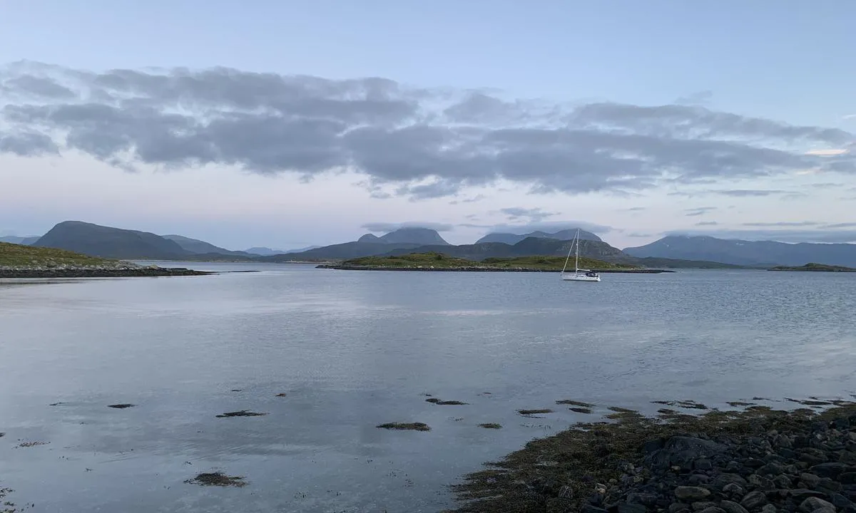 Berrøya: Her kan man fint ankre opp med godt feste i sandbunn.