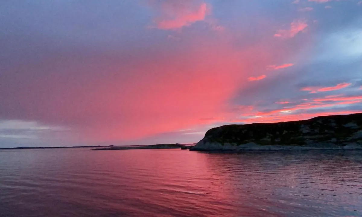Berrøya: {"base": "no", "no": "Solnedgang fra ankerplass", "se": "Solnedg\u00e5ng fr\u00e5n ankringsplats", "en": "Sunset from anchorage", "da": "Solnedgang fra ankerplads"}