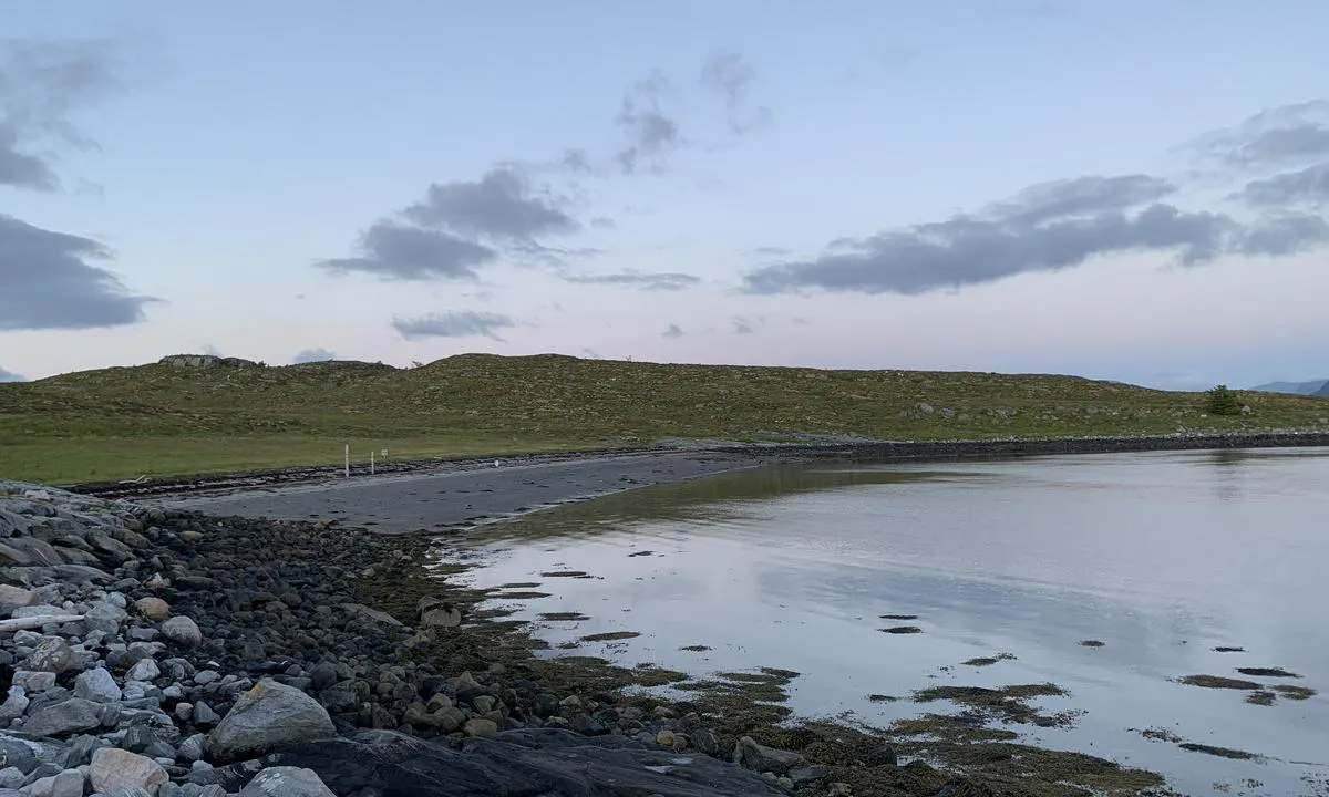 Berrøya: Sand/steinstrand innerst i bukta.