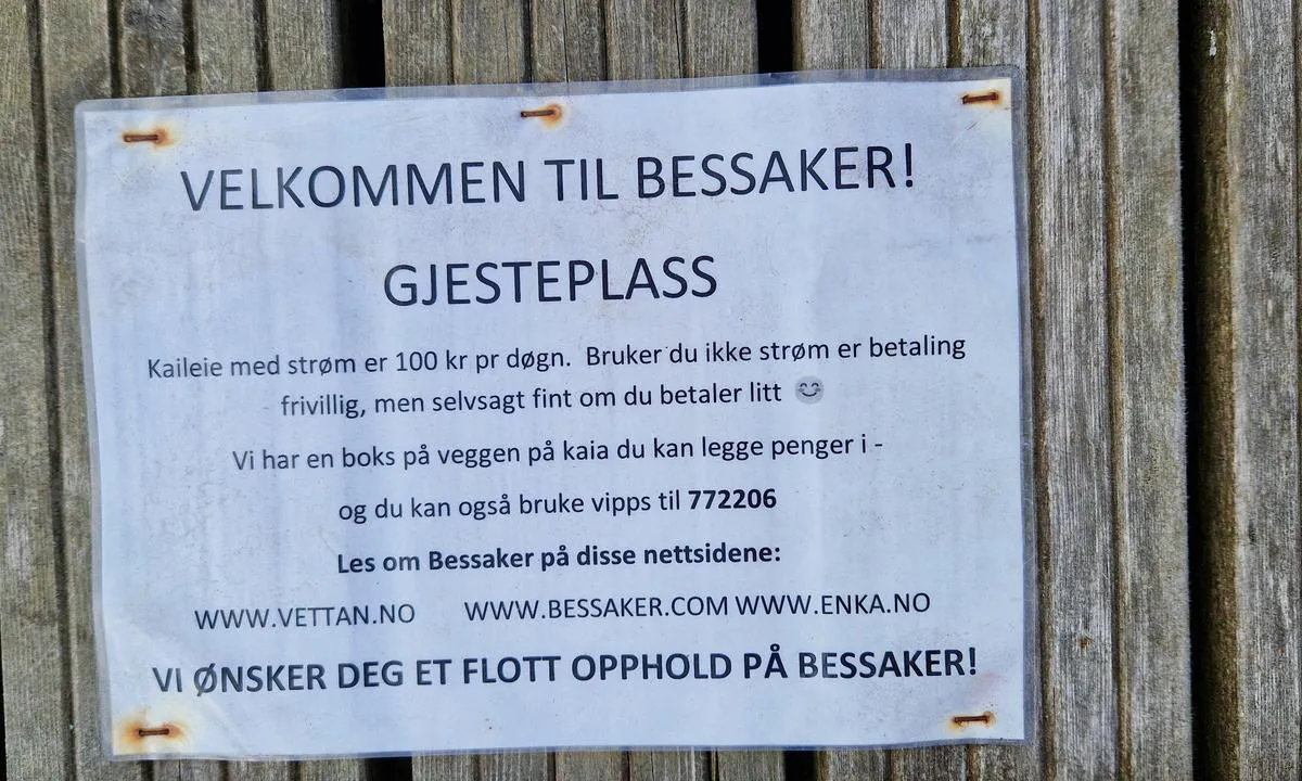 Bessaker sentrum: {"base": "no", "no": "Butikk og kro rett ved kaien.", "se": "Butik och krog precis vid kajen.", "en": "Shop and inn right by the quay.", "da": "Butik og kro lige ved kajen."}