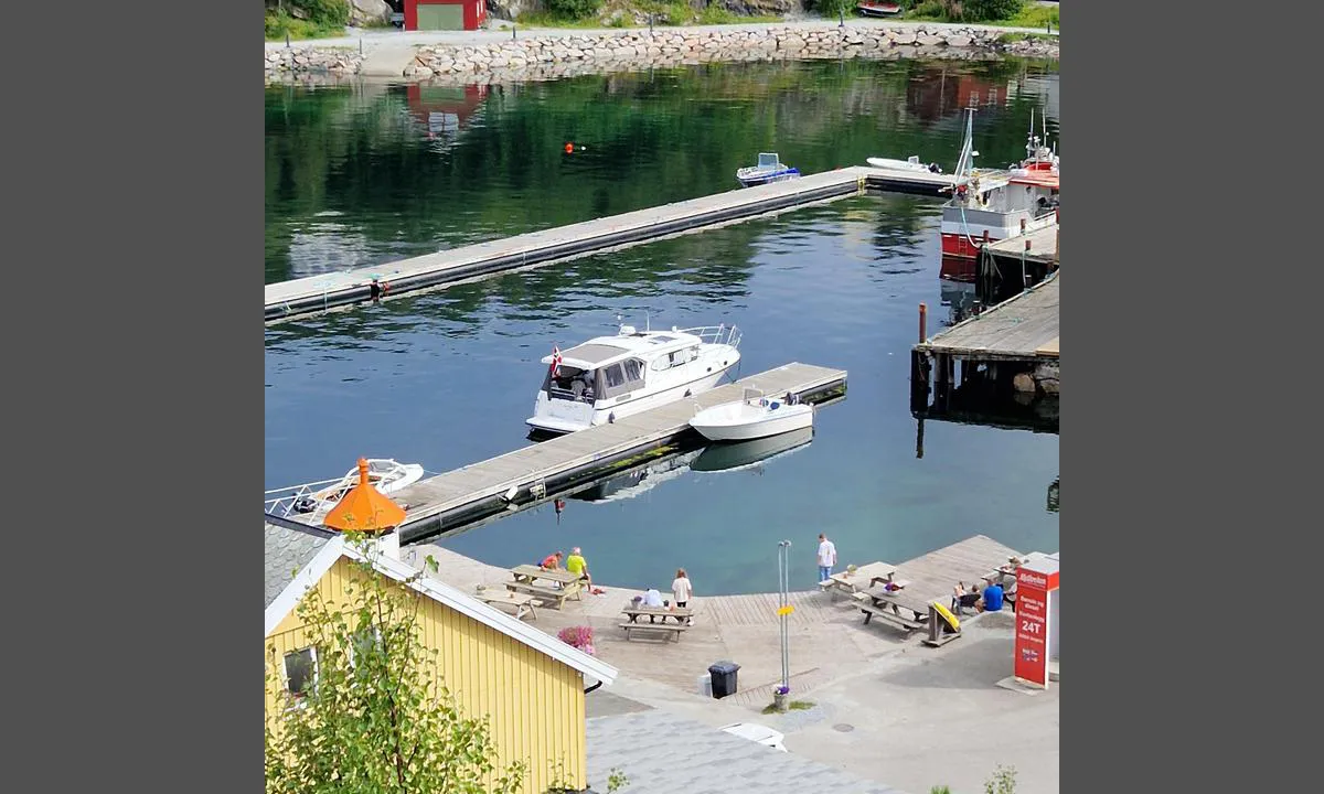 Bessaker sentrum: {"base": "no", "no": "S\u00f8r for hovedbryggen er den ene av de 2 gjestebryggene. Denne i s\u00f8r er halvparten reservert for drivstoff fylling. Innsiden er ikke tilgjengelig.\r\nDet er langt til str\u00f8muttak , men g\u00e5r med ekstra skj\u00f8teledning.\r\nVann er ikke tilrettelagt for \u00e5 f\u00e5 frem til b\u00e5tene p\u00e5 gjestebryggene. Det er vann p\u00e5 B\u00e5tforeningens marina noen hundre meter lenger s\u00f8r \u00f8st.", "se": "S\u00f6der om huvudbryggan finns den ena av de 2 g\u00e4stbryggorna. Denna i s\u00f6der \u00e4r till h\u00e4lften reserverad f\u00f6r br\u00e4nslep\u00e5fyllning. Insidan \u00e4r inte tillg\u00e4nglig.<br />Det \u00e4r l\u00e5ngt till eluttag, men det g\u00e5r med extra f\u00f6rl\u00e4ngningssladd.<br />Vatten \u00e4r inte f\u00f6rberett f\u00f6r att n\u00e5 b\u00e5tarna p\u00e5 g\u00e4stbryggorna. Det finns vatten p\u00e5 B\u00e5tklubbens marina n\u00e5gra hundra meter l\u00e4ngre syd\u00f6st.", "en": "South of the main pier is one of the 2 guest piers. This one in the south is half reserved for fueling. The inside is not accessible. The power outlets are far away, but an extra extension cord can be used. Water is not arranged to reach the boats at the guest piers. There is water at the Boat Association's marina a few hundred meters further southeast.", "da": "Syd for hovedbroen er den ene af de 2 g\u00e6stebroer. Denne i syd er halvt reserveret til br\u00e6ndstofp\u00e5fyldning. Indersiden er ikke tilg\u00e6ngelig. Der er langt til stikkontakter, men det kan klares med en ekstra forl\u00e6ngerledning. Vand er ikke tilg\u00e6ngeligt til at n\u00e5 ud til b\u00e5dene ved g\u00e6stebroerne. Der er vand ved B\u00e5deforeningens marina nogle hundrede meter l\u00e6ngere syd\u00f8st."}