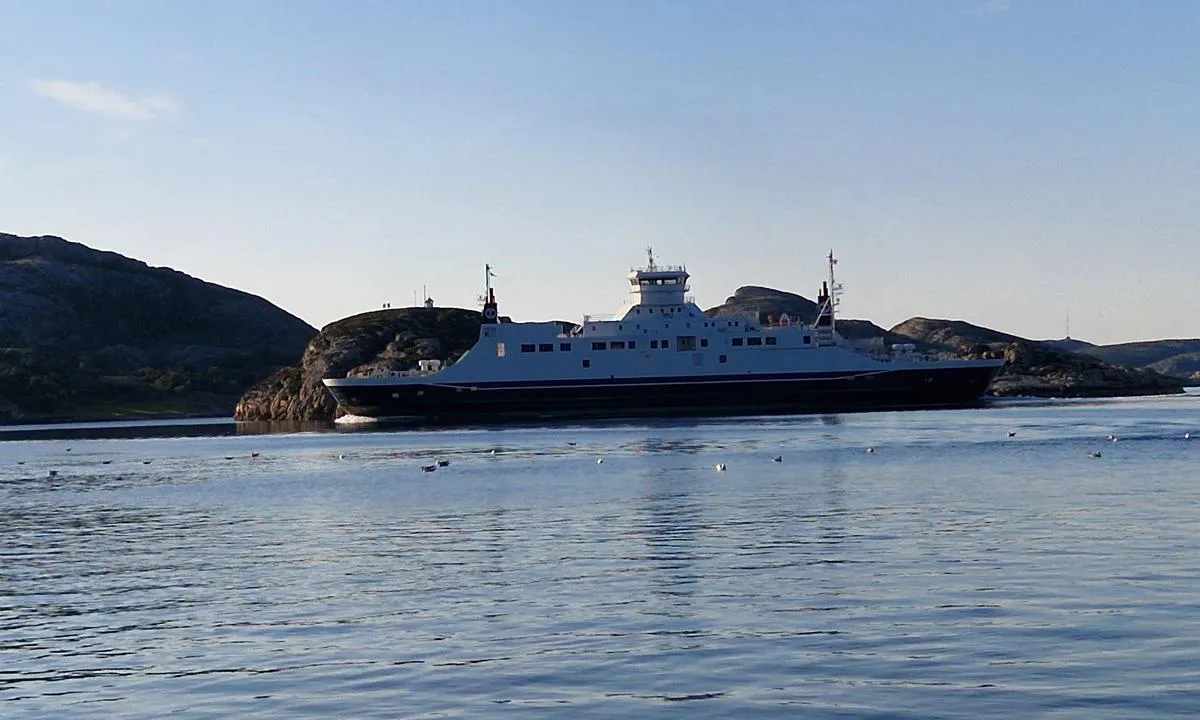 Bessaker sentrum: {"base": "no", "no": "Hurtigruten og endel st\u00f8rre b\u00e5ter g\u00e5r inn forbi her, men ikke plagsomt med b\u00f8lger . Ved Nord\u00f8st vind kan nok det bli litt skvalp.", "se": "Hurtigruten och n\u00e5gra st\u00f6rre b\u00e5tar \u00e5ker in f\u00f6rbi h\u00e4r, men det blir inte besv\u00e4rligt med v\u00e5gor. Vid nordostvind kan det nog bli lite skvalp.", "en": "Hurtigruten and some larger boats pass by here, but the waves are not disturbingly big. With northeasterly wind, it can become a bit choppy.", "da": "Hurtigruten og nogle st\u00f8rre b\u00e5de sejler ind forbi her, men ikke generende med b\u00f8lger. Ved nord\u00f8stlig vind kan der nok blive lidt skvulp."}