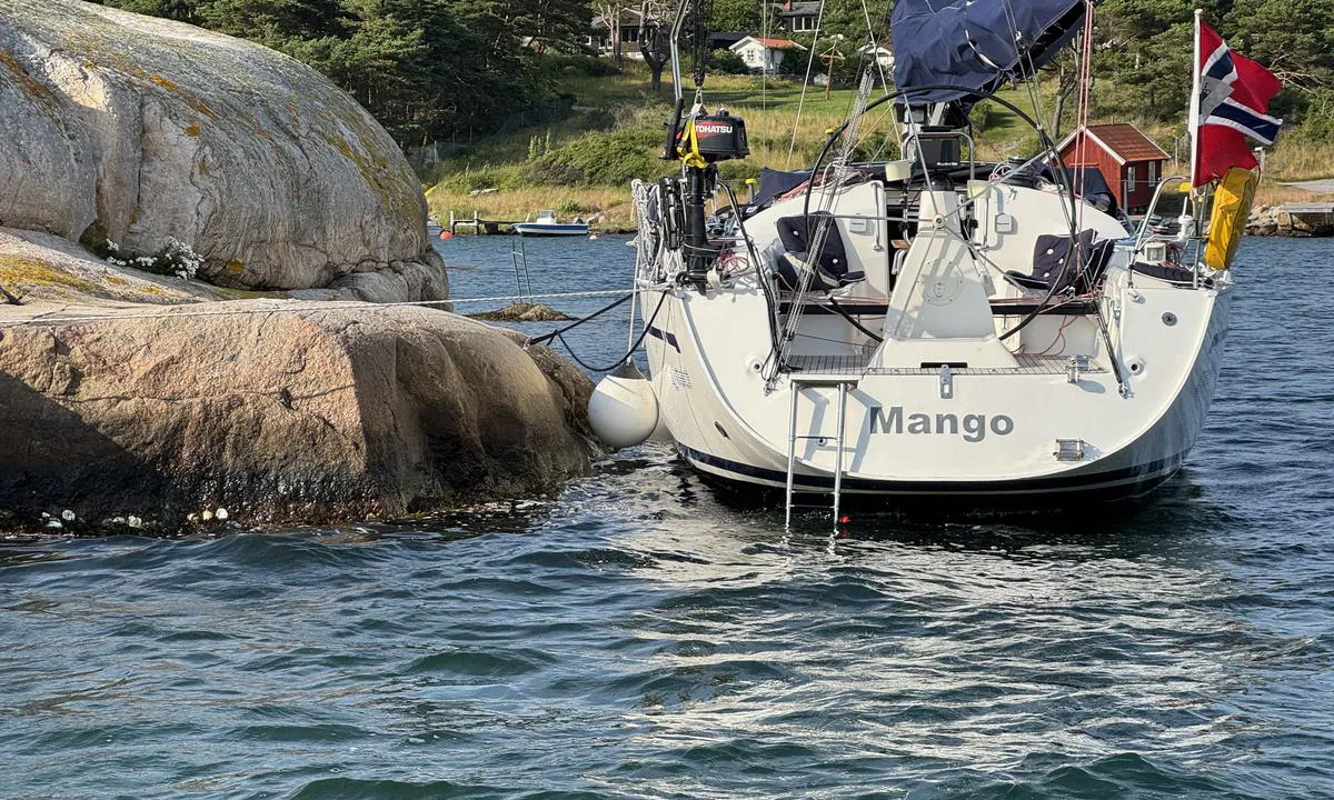 Bickholmen: {"base": "no", "no": "Longside fortlyd med store kulefendre", "se": "L\u00e5ngsides f\u00f6rt\u00f6jning med stora kulfendrar", "en": "Longside mooring with large round fenders", "da": "Langsides fort\u00f8jning med store kuglefendere", "fr": "Amarrage \u00e0 couple avec pare-battages sph\u00e9riques", "de": "L\u00e4ngsseits anlegen mit gro\u00dfen Kugelfendern", "es": "Amarrar junto a lo largo con grandes defensas de bola", "it": "Ormaggio longitudinale raccomandato con grandi parabordi a sfera", "pt": "Longside amarrar com defensas de bola grandes", "nl": "Langszijdes aanleggen met grote bolfenders", "pl": "D\u0142uga burt\u0105 do d\u017awi\u0119kowa z du\u017cymi kulistymi odbijaczami", "uk": "\u0428\u0432\u0430\u0440\u0442\u0443\u0432\u0430\u043d\u043d\u044f \u0432\u0437\u0434\u043e\u0432\u0436 \u0456\u0437 \u0432\u0435\u043b\u0438\u043a\u0438\u043c\u0438 \u043a\u0443\u043b\u044f\u0441\u0442\u0438\u043c\u0438 \u0432\u0456\u0434\u0431\u0456\u0439\u043d\u0438\u043a\u0430\u043c\u0438", "ro": "Alongside dock with large spherical fenders", "tr": "B\u00fcy\u00fck k\u00fcre tamponlarla bordalamak", "el": "\u03a0\u03bb\u03b1\u03b3\u03b9\u03bf\u03b4\u03ad\u03c4\u03b7\u03c3\u03b7 \u03ba\u03b1\u03c4\u03ac \u03c6\u03bb\u03bf\u03b9\u03cc \u03bc\u03b5 \u03bc\u03b5\u03b3\u03ac\u03bb\u03b5\u03c2 \u03c3\u03c6\u03b1\u03b9\u03c1\u03b9\u03ba\u03ad\u03c2 \u03c6\u03b5\u03bd\u03b4\u03ad\u03c1\u03b5\u03c2", "cs": "Dlouh\u00fd bok s velk\u00fdmi koulemi fendry", "hu": "Hosszanti jelleg nagy g\u00f6mbfenderekkel", "fi": "Laidataan pitk\u00e4ksi aikaa suurten pallot\u00f6rm\u00e4ysten kanssa", "bg": "\u0428\u0432\u0430\u0440\u0442\u043e\u0432\u0430\u043d\u0435 \u043e\u0442\u0441\u0442\u0440\u0430\u043d\u0438 \u0441 \u0433\u043e\u043b\u0435\u043c\u0438 \u0441\u0444\u0435\u0440\u0438\u0447\u043d\u0438 \u0431\u0440\u0435\u0433\u043e\u0432\u0438 \u0444\u0435\u043d\u0434\u044a\u0440\u0438", "sr": "\u041f\u0440\u0438\u0441\u0442\u0430\u0458\u0430\u045a\u0435 \u0443\u0437 \u043e\u0431\u0430\u043b\u0443 \u0441\u0430 \u0432\u0435\u043b\u0438\u043a\u0438\u043c \u0431\u0430\u043b\u043e\u043d\u0441\u043a\u0438\u043c \u043e\u0434\u0431\u043e\u0458\u043d\u0438\u0446\u0438\u043c\u0430", "et": "K\u00fclg k\u00fclje k\u00f5rval kai \u00e4\u00e4res koos suurte kerakujuliste kaitsekummidega", "lv": "Gar s\u0101nu piest\u0101tni ar lieliem gumijas aizsargfenderiem", "lt": "\u0160oninis fortepijonas su dideliais kamuoliu fendrais"}