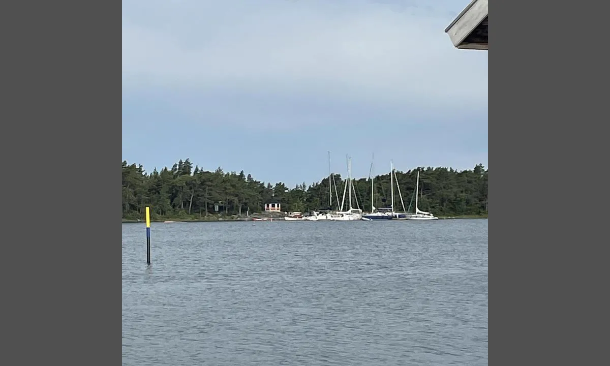 Birsskär: {"base": "en", "no": "Foto tatt fra Stensk\u00e4r", "se": "Foto taget fr\u00e5n Stensk\u00e4r", "en": "Photo taken from Stensk\u00e4r", "da": "Foto taget fra Stensk\u00e4r", "fr": "Photo prise depuis Stensk\u00e4r", "de": "Foto von Stensk\u00e4r aufgenommen", "es": "Foto tomada desde Stensk\u00e4r", "it": "Foto scattata da Stensk\u00e4r", "pt": "Foto tirada de Stensk\u00e4r", "nl": "Foto genomen vanaf Stensk\u00e4r", "pl": "Zdj\u0119cie zrobione ze Stensk\u00e4r", "uk": "\u0424\u043e\u0442\u043e, \u0437\u0440\u043e\u0431\u043b\u0435\u043d\u0435 \u0437\u0456 \u0421\u0442\u0435\u043d\u0441\u044c\u043a\u0430\u0440\u0430", "ro": "Fotografie f\u0103cut\u0103 de pe Stensk\u00e4r", "tr": "Foto\u011fraf Stensk\u00e4r'den \u00e7ekildi", "el": "\u03a6\u03c9\u03c4\u03bf\u03b3\u03c1\u03b1\u03c6\u03af\u03b1 \u03c4\u03c1\u03b1\u03b2\u03b7\u03b3\u03bc\u03ad\u03bd\u03b7 \u03b1\u03c0\u03cc \u03c4\u03bf Stensk\u00e4r", "cs": "Foto po\u0159\u00edzen\u00e9 ze Stensk\u00e4ru", "hu": "Fot\u00f3 a Stensk\u00e4rb\u0151l", "fi": "Valokuva otettu Stensk\u00e4rist\u00e4", "bg": "\u0421\u043d\u0438\u043c\u043a\u0430 \u043d\u0430\u043f\u0440\u0430\u0432\u0435\u043d\u0430 \u043e\u0442 \u0421\u0442\u0435\u043d\u0448\u0435\u0440", "sr": "Fotografija snimljena sa Stensk\u00e4ra", "et": "Foto tehtud Stensk\u00e4rilt", "lv": "Foto uz\u0146emts no Stensk\u0101ras", "lt": "Nuotrauka daryta i\u0161 Stensk\u00e4r"}