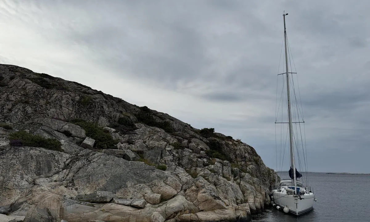 {"base": "no", "no": "Eneste langside plass for fort\u00f8yning p\u00e5 Bissen", "se": "Enda l\u00e5ngsides plats f\u00f6r f\u00f6rt\u00f6jning p\u00e5 Bissen", "en": "The only longside berth for mooring at Bissen", "da": "Eneste langside plads til fort\u00f8jning p\u00e5 Bissen", "fr": "Le seul poste d'amarrage le long du quai \u00e0 Bissen", "de": "Einziger L\u00e4ngsseiten-Liegeplatz zum Festmachen in Bissen", "es": "\u00danico lugar en el lado largo para amarre en Bissen", "it": "Unico posto lungo per l'ormeggio a Bissen", "pt": "O \u00fanico lugar de ancoragem para atraca\u00e7\u00e3o lateral em Bissen", "nl": "Enige langszijde voor aanmeren bij Bissen", "pl": "Jedno miejsce do cumowania burt\u0105 na Bissen", "uk": "\u0404\u0434\u0438\u043d\u0435 \u0434\u043e\u0432\u0433\u0435 \u043c\u0456\u0441\u0446\u0435 \u0434\u043b\u044f \u0448\u0432\u0430\u0440\u0442\u0443\u0432\u0430\u043d\u043d\u044f \u043d\u0430 \u0411\u0456\u0441\u0441\u0435\u043d\u0456", "ro": "Singurul loc lateral pentru andocare la Bissen", "tr": "Bissen'de yana\u015fmak i\u00e7in tek uzun taraf yeri", "el": "H \u03bc\u03bf\u03bd\u03b1\u03b4\u03b9\u03ba\u03ae \u03b8\u03ad\u03c3\u03b7 \u03c0\u03bb\u03ac\u03b9 \u03b3\u03b9\u03b1 \u03b5\u03bb\u03bb\u03b9\u03bc\u03b5\u03bd\u03b9\u03c3\u03bc\u03cc \u03c3\u03c4\u03bf Bissen", "cs": "Jedin\u00e9 bo\u010dn\u00ed m\u00edsto pro uv\u00e1z\u00e1n\u00ed na Bissen", "hu": "Az egyetlen oldals\u00f3 hely a Bissen kik\u00f6t\u0151ben a kik\u00f6t\u00e9shez", "fi": "Ainoa pitk\u00e4nsivun paikka kiinnittymiseen Bisseniss\u00e4", "bg": "\u0415\u0434\u0438\u043d\u0441\u0442\u0432\u0435\u043d\u043e \u043c\u044f\u0441\u0442\u043e \u0437\u0430 \u0441\u0442\u0440\u0430\u043d\u0438\u0447\u043d\u043e \u043f\u0440\u0438\u0441\u0442\u0430\u0432\u0430\u043d\u0435 \u0437\u0430 \u0448\u0432\u0430\u0440\u0442\u043e\u0432\u0430\u043d\u0435 \u0432 \u0411\u0438\u0441\u0435\u043d", "sr": "\u0408\u0435\u0434\u0438\u043d\u043e \u043c\u0435\u0441\u0442\u043e \u0441\u0430 \u0434\u0443\u0433\u043e\u043c \u0441\u0442\u0440\u0430\u043d\u043e\u043c \u0437\u0430 \u0432\u0435\u0437\u0438\u0432\u0430\u045a\u0435 \u043d\u0430 \u0411\u0438\u0441\u0435\u043d\u0443", "et": "Ainuke sildumiskoht piki kai \u00e4\u00e4res Bissenis", "lv": "Vien\u012bg\u0101 s\u0101nu piekraste vieta, kur pietauvoties Bissen", "lt": "Vienintel\u0117 ilgosios pus\u0117s vieta \u0161vartavimuisi Bissene"}