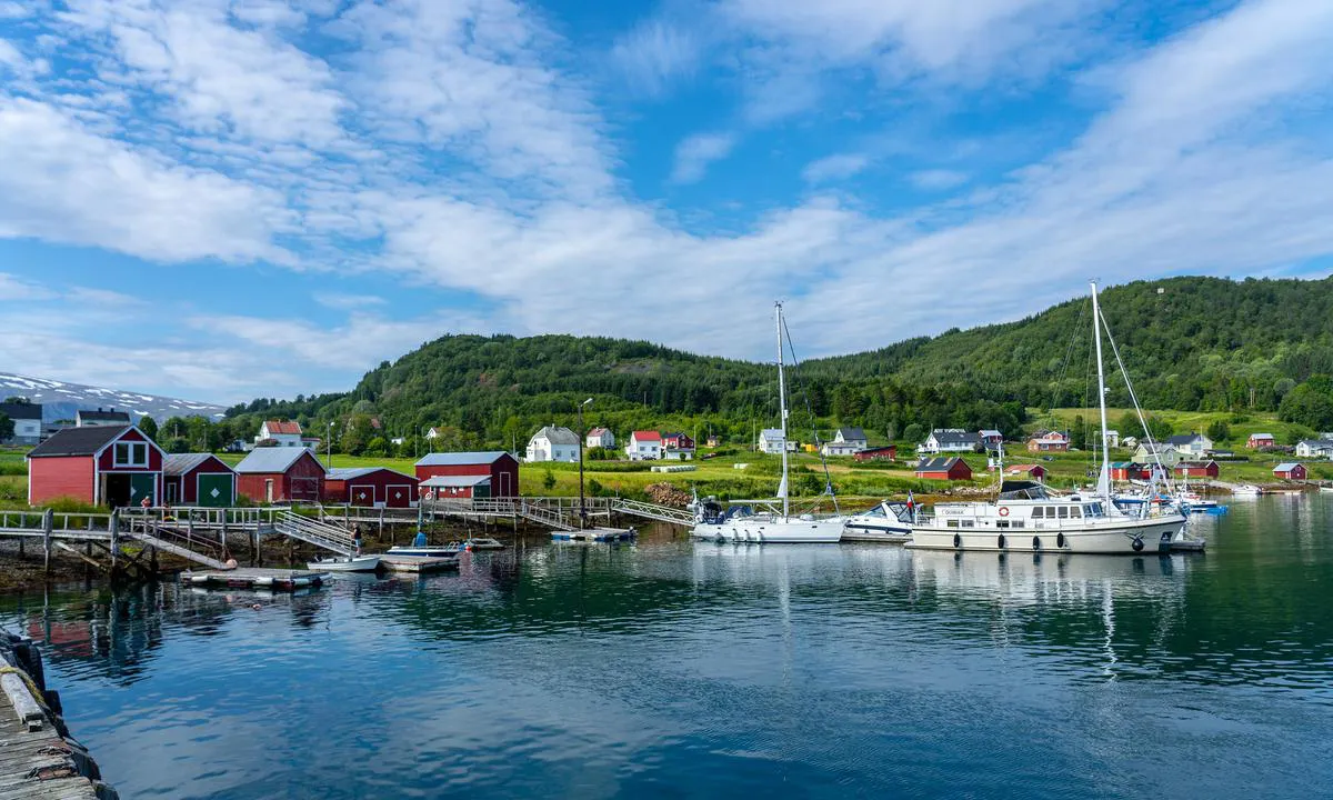Bjarkøy Havn: {"base": "no", "no": "Flott gjestehavn. Longside. Plass til 3-4 b\u00e5ter.", "se": "Fin g\u00e4sthamn. Longside. Plats f\u00f6r 3-4 b\u00e5tar.", "en": "Great guest harbor. Alongside. Room for 3-4 boats.", "da": "Flot g\u00e6stehavn. Langsiden. Plads til 3-4 b\u00e5de."}
