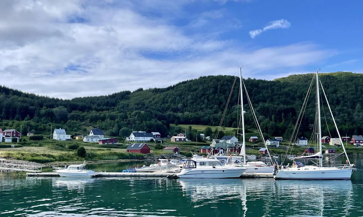 Bjarkøy Havn: Utvidet bryggen. Det er nå plass til mange flere båter