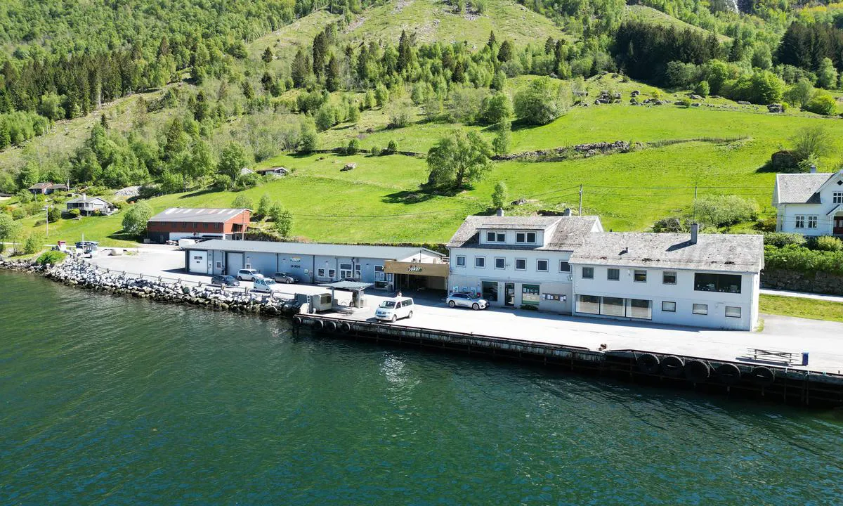 Bjordal: {"base": "en", "no": "Dagligvarebutikk, postkontor og mulig \u00e5 fylle diesel ved selvbetjeningspumpe. Ikke en veldig god brygge \u00e5 ligge p\u00e5 over lengre perioder. Sv\u00e6rt fint omr\u00e5de.", "se": "Livsmedelsbutik, postkontor och m\u00f6jlighet att tanka diesel vid sj\u00e4lvbetj\u00e4ningspump. Inte en s\u00e4rskilt bra brygga f\u00f6r l\u00e4ngre vistelser. Mycket trevligt omr\u00e5de.", "en": "Grocery store, post office and possible to fill diesel by self service pump.  Not a very good jetty to stay on for longer periods.\r\nVery nice area.", "da": "K\u00f8bmand, postkontor og mulighed for at fylde diesel ved selvbetjeningspumpe. Ikke en s\u00e6rlig god kaj at ligge ved i l\u00e6ngere perioder. Meget flot omr\u00e5de."}