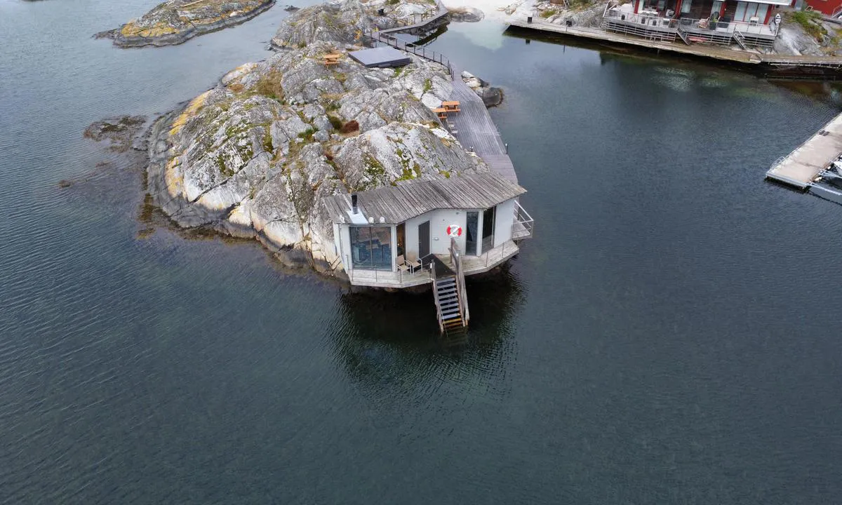 Björholmens Marina: {"base": "en", "no": "I tilknytning til Bj\u00f6rholmens Marina finner du en veldig fin badstue. Du bestiller den i hotellresepsjonen.", "se": "I anslutning till Bj\u00f6rholmens Marina hittar du en mycket trevlig bastu. Du bokar den i hotellreceptionen.", "en": "In connection to Bj\u00f6rholmens Marina you find a very nice sauna. You book it in the hotel reception.", "da": "I forbindelse med Bj\u00f6rholmens Marina finder du en meget fin sauna. Du booker den i hotellets reception."}