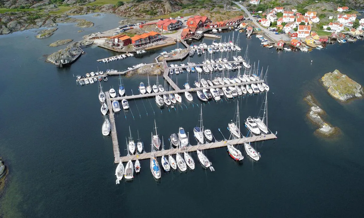 Björholmens Marina: The guest pier is on the ourside of the closest pier on the picture. There are mooring lines. The right side of the pier is prebookable with Dockspot.
