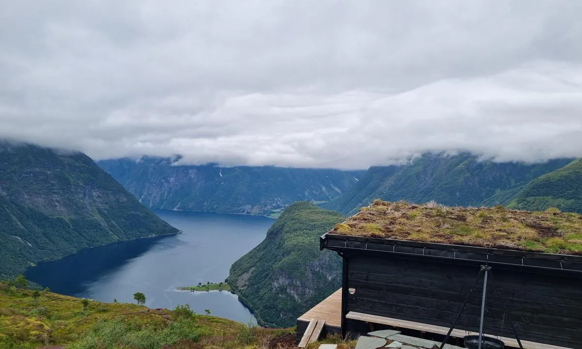 Bjørke Gjestehavn: {"base": "no", "no": "Gapahuk der en kan nyte medbrakt matpakke, eller ogs\u00e5 grille p\u00e5 b\u00e5lpannen. Herfra ser en ned p\u00e5 havna p\u00e5 andre siden.", "se": "Vindskydd d\u00e4r man kan njuta av medhavd mats\u00e4ck, eller \u00e4ven grilla p\u00e5 eldstaden. H\u00e4rifr\u00e5n ser man ner p\u00e5 hamnen p\u00e5 andra sidan.", "en": "A lean-to where you can enjoy a packed lunch, or even grill on the fire pan. From here, you can look down at the harbor on the other side.", "da": "L\u00e6skur hvor man kan nyde medbragt madpakke, eller ogs\u00e5 grille p\u00e5 b\u00e5lstedet. Herfra ser man ned p\u00e5 havnen p\u00e5 den anden side."}