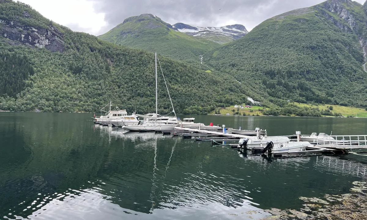 Bjørke Gjestehavn: {"base": "no", "no": "5 gjesteplasser ytterst p\u00e5 flytebryggen. 3 stk i b\u00e5s og 2 ytterst p\u00e5 kaien. Str\u00f8m og vann tilgjengelig.", "se": "5 g\u00e4stplatser ytterst p\u00e5 flytbryggan. 3 st i b\u00e5s och 2 ytterst p\u00e5 kajen. Str\u00f6m och vatten tillg\u00e4ngligt.", "en": "5 guest places at the outermost part of the floating dock. 3 spots in the berth and 2 at the end of the quay. Electricity and water available.", "da": "5 g\u00e6stepladser yderst p\u00e5 flydebroen. 3 stk i b\u00e5dsplads og 2 yderst p\u00e5 kajen. Str\u00f8m og vand tilg\u00e6ngeligt."}