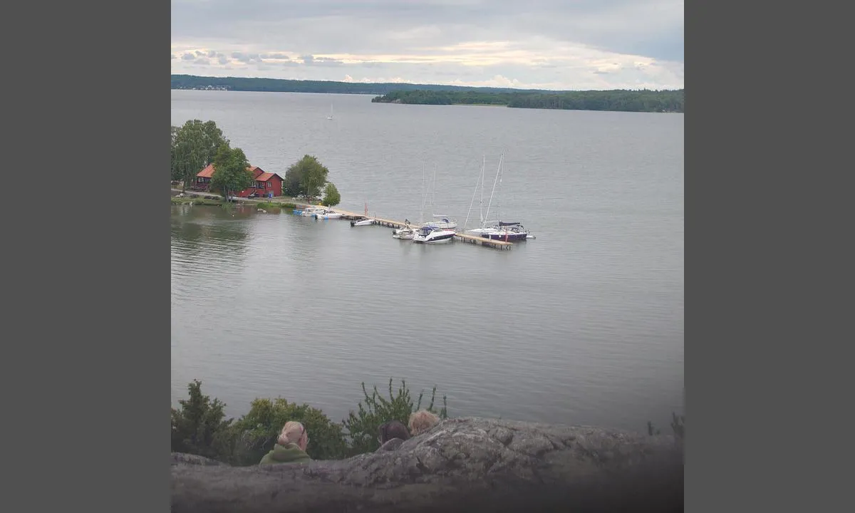 Björkö - Birka: {"base": "se", "no": "Liten gjestehavn, dybden 1-3 m er ikke merket p\u00e5 bryggen s\u00e5 g\u00e5 inn forsiktig.", "se": "Liten g\u00e4sthamn, djupet 1-3 m \u00e4r inte m\u00e4rkt p\u00e5 bryggan s\u00e5 g\u00e5 in f\u00f6rsiktigt.", "en": "Small guest harbour, depth 1-3 meters is not marked on the pier so enter cautiously.", "da": "Lille g\u00e6stehavn, dybden 1-3 m er ikke markeret p\u00e5 broen, s\u00e5 g\u00e5 forsigtigt ind."}