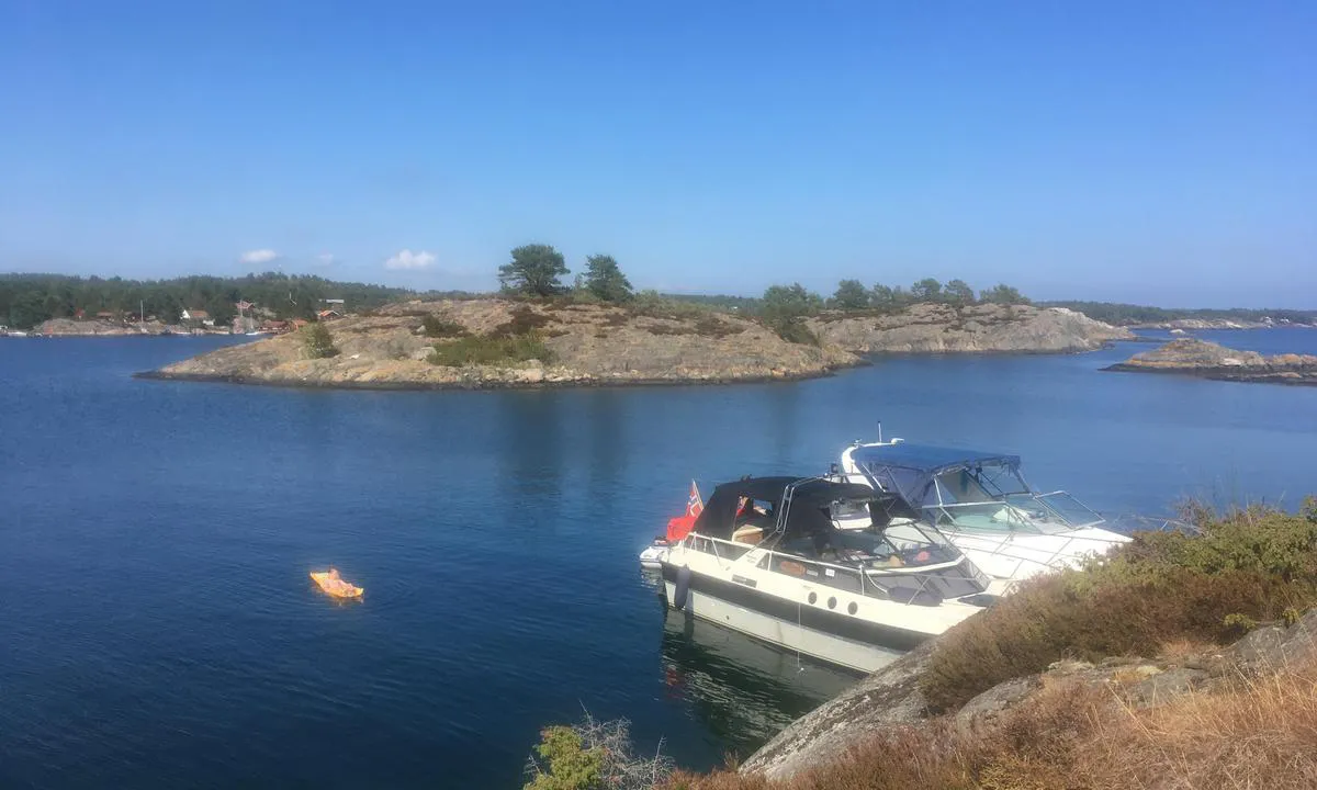 Bjørkøy: Ligger her opp i mot Flatholmen. Bruk kiler når du legger til her.
Flere flotte plasser lenger inne i bukta.
Kort vei til Breivik camping som har liten butikk.