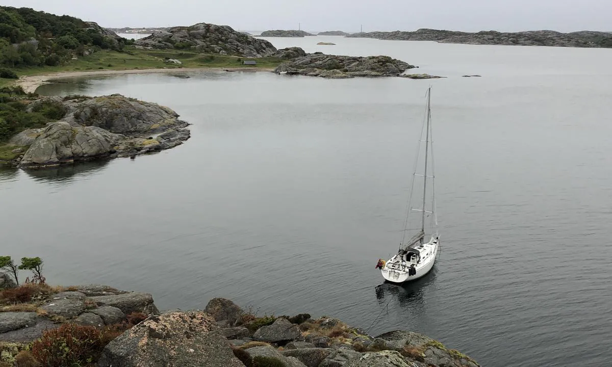 West of Björnshuvudet you can moor towards land or anchor.