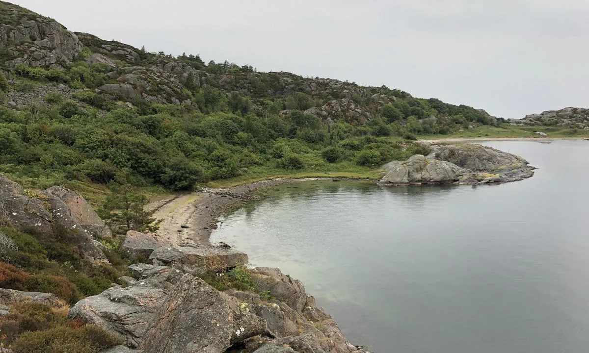 Björnshuvudet: In the bays there are two beaches with shellsand