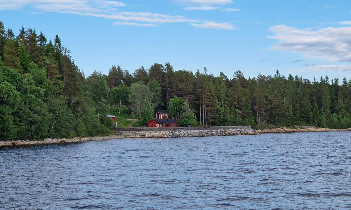 Bjuröklubb: {"base": "en", "no": "Utsikt ved ankomst fra sj\u00f8en", "se": "Vy vid ankomst fr\u00e5n havet", "en": "View when arriving from sea", "da": "Udsigt ved ankomst fra havet", "fr": "Vue en arrivant de la mer", "de": "Ansicht bei der Ankunft vom Meer", "es": "Vista al llegar desde el mar", "it": "Vista in arrivo dal mare", "pt": "Vista ao chegar pelo mar", "nl": "Uitzicht bij aankomst vanaf zee", "pl": "Widok przy dop\u0142ywaniu z morza", "uk": "\u0412\u0438\u0433\u043b\u044f\u0434 \u043f\u0440\u0438 \u043f\u0440\u0438\u0431\u0443\u0442\u0442\u0456 \u0437 \u043c\u043e\u0440\u044f", "ro": "Vedere la sosirea din larg", "tr": "Denizden gelirken manzara", "el": "\u0398\u03ad\u03b1 \u03cc\u03c4\u03b1\u03bd \u03c6\u03c4\u03ac\u03bd\u03b5\u03c4\u03b5 \u03b1\u03c0\u03cc \u03c4\u03b7 \u03b8\u03ac\u03bb\u03b1\u03c3\u03c3\u03b1", "cs": "Pohled p\u0159i p\u0159\u00edjezdu z mo\u0159e", "hu": "Kil\u00e1t\u00e1s a tengerr\u0151l t\u00f6rt\u00e9n\u0151 \u00e9rkez\u00e9skor", "fi": "N\u00e4kym\u00e4 merelt\u00e4 saapuessa", "bg": "\u0418\u0437\u0433\u043b\u0435\u0434 \u043f\u0440\u0438 \u043f\u0440\u0438\u0441\u0442\u0438\u0433\u0430\u043d\u0435 \u043e\u0442 \u043c\u043e\u0440\u0435\u0442\u043e", "sr": "Pogled prilikom dolaska s mora", "et": "Vaade merelt saabumisel", "lv": "Skats, ierodoties no j\u016bras", "lt": "Vaizdas atplaukiant i\u0161 j\u016bros"}