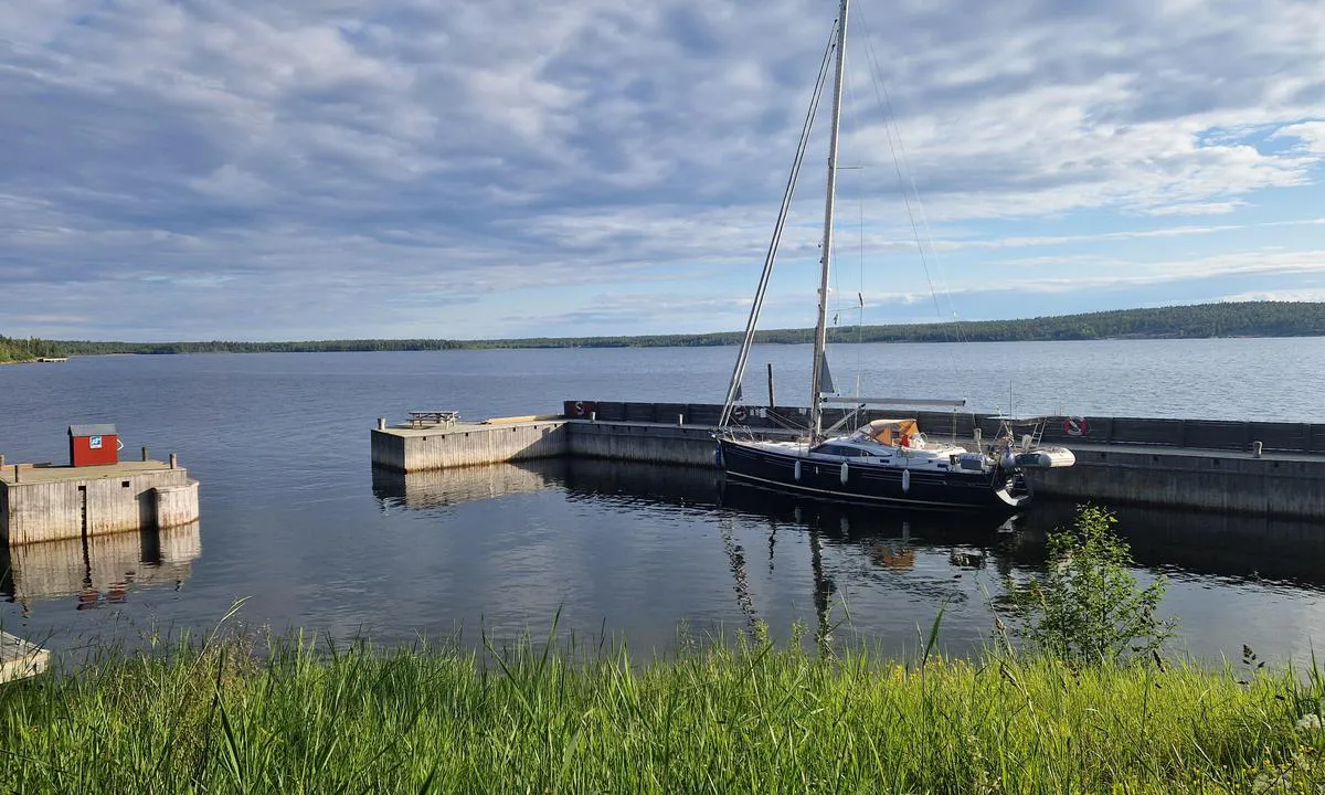 Bjuröklubb: {"base": "en", "no": "N\u00e5r havnen ikke er travel, kan du legge til langs siden. Bryggen er lang nok for 2 11-meters b\u00e5ter, men ikke mer, deretter vil fj\u00e6rrb\u00e5ter v\u00e6re mulige.<br>Merk: omtrent 2 meter f\u00f8r enden av bryggen er det en bryggestruktur som ligger ikke mer enn 50 cm under vann.<br>Dybden ved bryggen er 2 meter. Dybden ved inngangen er ogs\u00e5 2 meter, men synker veldig raskt til 1,7 meter.", "se": "N\u00e4r hamnen inte \u00e4r upptagen kan du f\u00f6rt\u00f6ja l\u00e5ngsides. Kajen \u00e4r tillr\u00e4ckligt l\u00e5ng f\u00f6r tv\u00e5 11m b\u00e5tar men inte fler, d\u00e5 skulle f\u00f6rt\u00f6jning utanf\u00f6r varandra vara m\u00f6jlig. Obs: ungef\u00e4r 2m innan slutet av kajen finns en kajstruktur som \u00e4r h\u00f6gst 50cm under vatten. Djupet vid kajen \u00e4r 2m. Djupet vid infarten \u00e4r ocks\u00e5 2m men minskar mycket snabbt till 1,7m.", "en": "When harbour is not busy, you can tie along side. The quay is long enough for 2 11m boats but not more, then rafting would be possible.\r\nNote: about 2m before the end of the quay there is a quay structure than is no more than 50cm under water.\r\nThe depth at the quay is 2m. The depth at entrance is also 2m but reduce very quickly to 1.7m.", "da": "N\u00e5r havnen ikke er travl, kan du fort\u00f8je langs kajen. Kajen er lang nok til 2 b\u00e5de p\u00e5 11 m, men ikke flere, derefter kan fl\u00e5de fort\u00f8jning v\u00e6re mulig. <br><br>Bem\u00e6rk: cirka 2 m f\u00f8r enden af kajen er der en kajstruktur, som ikke er mere end 50 cm under vand. <br><br>Dybden ved kajen er 2 m. Dybden ved indsejlingen er ogs\u00e5 2 m, men reduceres meget hurtigt til 1,7 m.", "fr": "Lorsque le port n'est pas occup\u00e9, vous pouvez vous amarrer \u00e0 quai. Le quai est assez long pour deux bateaux de 11m mais pas plus, de sorte que le radeau serait possible.<br>Remarque : \u00e0 environ 2m avant la fin du quai se trouve une structure de quai qui n'est pas plus de 50cm sous l'eau.<br>La profondeur au quai est de 2m. La profondeur \u00e0 l'entr\u00e9e est \u00e9galement de 2m mais diminue tr\u00e8s rapidement \u00e0 1,7m.", "de": "Wenn der Hafen nicht besch\u00e4ftigt ist, k\u00f6nnen Sie seitlich anlegen. Der Kai ist lang genug f\u00fcr zwei 11m-Boote, aber nicht mehr, dann w\u00e4re ein P\u00e4ckchen m\u00f6glich.<br>Hinweis: Etwa 2m vor dem Ende des Kais gibt es eine Kai-Struktur, die nicht mehr als 50cm unter Wasser liegt.<br>Die Tiefe am Kai betr\u00e4gt 2m. Die Tiefe am Eingang betr\u00e4gt ebenfalls 2m, verringert sich jedoch sehr schnell auf 1,7m.", "es": "Cuando el puerto no est\u00e1 ocupado, puedes amarrar de costado. El muelle es lo suficientemente largo para 2 barcos de 11m pero no m\u00e1s, entonces el atraque en balsa ser\u00eda posible. Nota: unos 2m antes del final del muelle hay una estructura de muelle que no est\u00e1 a m\u00e1s de 50cm bajo el agua. La profundidad en el muelle es de 2m. La profundidad en la entrada tambi\u00e9n es de 2m pero se reduce muy r\u00e1pidamente a 1.7m.", "it": "Quando il porto non \u00e8 affollato, puoi ormeggiare di fianco. Il molo \u00e8 abbastanza lungo per 2 barche da 11 m ma non di pi\u00f9, quindi sarebbe possibile fare zattera. Nota: circa 2m prima della fine del molo c'\u00e8 una struttura del molo che \u00e8 a non pi\u00f9 di 50 cm sott'acqua. La profondit\u00e0 al molo \u00e8 di 2m. La profondit\u00e0 all'ingresso \u00e8 anche di 2m ma si riduce molto rapidamente a 1,7m.", "pt": "Quando o porto n\u00e3o estiver movimentado, voc\u00ea pode amarrar ao lado. O cais \u00e9 longo o suficiente para 2 barcos de 11m, mas n\u00e3o mais, ent\u00e3o seria poss\u00edvel fazer rafting.<br>Nota: cerca de 2m antes do final do cais, h\u00e1 uma estrutura de cais que est\u00e1 a n\u00e3o mais de 50cm abaixo da \u00e1gua.<br>A profundidade no cais \u00e9 de 2m. A profundidade na entrada tamb\u00e9m \u00e9 de 2m, mas reduz muito rapidamente para 1,7m.", "nl": "Wanneer de haven niet druk is, kunt u langszij aanmeren. De kade is lang genoeg voor 2 boten van 11 meter, maar niet meer, daarna zou rijen mogelijk zijn. <br><br> Let op: ongeveer 2 meter voor het einde van de kade is er een kadeconstructie die niet meer dan 50 cm onder water ligt. <br> <br> De diepte bij de kade is 2 meter. De diepte bij de ingang is ook 2 meter maar neemt zeer snel af naar 1,7 meter.", "pl": "Kiedy port nie jest zaj\u0119ty, mo\u017cesz zacumowa\u0107 r\u00f3wnolegle. Nabrze\u017ce jest wystarczaj\u0105co d\u0142ugie dla 2 \u0142odzi o d\u0142ugo\u015bci 11 m, ale nie wi\u0119cej, wtedy cumowanie w tratwie by\u0142oby mo\u017cliwe. <br> Uwaga: oko\u0142o 2 m przed ko\u0144cem nabrze\u017ca znajduje si\u0119 struktura nabrze\u017ca, kt\u00f3ra jest nie wi\u0119cej ni\u017c 50 cm pod wod\u0105. <br> G\u0142\u0119boko\u015b\u0107 przy nabrze\u017cu wynosi 2 m. G\u0142\u0119boko\u015b\u0107 przy wej\u015bciu wynosi r\u00f3wnie\u017c 2 m, ale bardzo szybko zmniejsza si\u0119 do 1,7 m.", "uk": "\u041a\u043e\u043b\u0438 \u0433\u0430\u0432\u0430\u043d\u044c \u043d\u0435 \u0437\u0430\u0432\u0430\u043d\u0442\u0430\u0436\u0435\u043d\u0430, \u0432\u0438 \u043c\u043e\u0436\u0435\u0442\u0435 \u043f\u0440\u0438\u0448\u0432\u0430\u0440\u0442\u0443\u0432\u0430\u0442\u0438\u0441\u044f \u0437\u0431\u043e\u043a\u0443. \u041f\u0440\u0438\u0447\u0430\u043b \u0434\u043e\u0441\u0442\u0430\u0442\u043d\u044c\u043e \u0434\u043e\u0432\u0433\u0438\u0439 \u0434\u043b\u044f 2 \u0447\u043e\u0432\u043d\u0456\u0432 \u043f\u043e 11 \u043c, \u0430\u043b\u0435 \u043d\u0435 \u0431\u0456\u043b\u044c\u0448\u0435, \u0442\u043e\u0434\u0456 \u043c\u043e\u0436\u043d\u0430 \u0431\u0443\u0434\u0435 \u043f\u0440\u0438\u0448\u0432\u0430\u0440\u0442\u0443\u0432\u0430\u0442\u0438\u0441\u044f \u043f\u0430\u0440\u0430\u043b\u0435\u043b\u044c\u043d\u043e. \u0417\u0432\u0435\u0440\u043d\u0456\u0442\u044c \u0443\u0432\u0430\u0433\u0443: \u043f\u0440\u0438\u0431\u043b\u0438\u0437\u043d\u043e \u0437\u0430 2 \u043c \u0434\u043e \u043a\u0456\u043d\u0446\u044f \u043f\u0440\u0438\u0447\u0430\u043b\u0443 \u0454 \u043a\u043e\u043d\u0441\u0442\u0440\u0443\u043a\u0446\u0456\u044f \u043f\u0440\u0438\u0447\u0430\u043b\u0443, \u044f\u043a\u0430 \u043d\u0435 \u0431\u0456\u043b\u044c\u0448\u0435 50 \u0441\u043c \u043f\u0456\u0434 \u0432\u043e\u0434\u043e\u044e. \u0413\u043b\u0438\u0431\u0438\u043d\u0430 \u0431\u0456\u043b\u044f \u043f\u0440\u0438\u0447\u0430\u043b\u0443 \u0441\u0442\u0430\u043d\u043e\u0432\u0438\u0442\u044c 2 \u043c. \u0413\u043b\u0438\u0431\u0438\u043d\u0430 \u043d\u0430 \u0432\u0445\u043e\u0434\u0456 \u0442\u0430\u043a\u043e\u0436 2 \u043c, \u0430\u043b\u0435 \u0434\u0443\u0436\u0435 \u0448\u0432\u0438\u0434\u043a\u043e \u0437\u043c\u0435\u043d\u0448\u0443\u0454\u0442\u044c\u0441\u044f \u0434\u043e 1,7 \u043c.", "ro": "C\u00e2nd portul nu este aglomerat, pute\u021bi s\u0103 v\u0103 lega\u021bi de-a lungul cheiului. Cheiul este suficient de lung pentru 2 b\u0103rci de 11m, dar nu mai mult, atunci ar fi posibil\u0103 legarea \u00een paralel.\nNot\u0103: la aproximativ 2m \u00eenainte de cap\u0103tul cheiului exist\u0103 o structur\u0103 de chei care nu este la mai mult de 50cm sub ap\u0103.\nAd\u00e2ncimea la chei este de 2m. Ad\u00e2ncimea la intrare este de asemenea 2m, dar scade foarte repede la 1,7m.", "tr": "Liman me\u015fgul olmad\u0131\u011f\u0131nda, yan yana ba\u011flanabilirsiniz. R\u0131ht\u0131m 2 adet 11m tekne i\u00e7in yeterince uzundur, ancak daha fazlas\u0131 i\u00e7in m\u00fcmk\u00fcn de\u011fildir, bu durumda salma yap\u0131labilir.<br/>Not: R\u0131ht\u0131m\u0131n sonundan yakla\u015f\u0131k 2 metre \u00f6nce suyun alt\u0131nda en fazla 50 cm derinli\u011finde bir r\u0131ht\u0131m yap\u0131s\u0131 bulunmaktad\u0131r.<br/>R\u0131ht\u0131mdaki derinlik 2 m'dir. Giri\u015fteki derinlik de 2 m'dir, ancak \u00e7ok h\u0131zl\u0131 bir \u015fekilde 1,7 m'ye d\u00fc\u015fer.", "el": "\u038c\u03c4\u03b1\u03bd \u03c4\u03bf \u03bb\u03b9\u03bc\u03ac\u03bd\u03b9 \u03b4\u03b5\u03bd \u03b5\u03af\u03bd\u03b1\u03b9 \u03b1\u03c0\u03b1\u03c3\u03c7\u03bf\u03bb\u03b7\u03bc\u03ad\u03bd\u03bf, \u03bc\u03c0\u03bf\u03c1\u03b5\u03af\u03c4\u03b5 \u03bd\u03b1 \u03b4\u03ad\u03c3\u03b5\u03c4\u03b5 \u03c0\u03b1\u03c1\u03ac\u03bb\u03bb\u03b7\u03bb\u03b1. \u0397 \u03b1\u03c0\u03bf\u03b2\u03ac\u03b8\u03c1\u03b1 \u03b5\u03af\u03bd\u03b1\u03b9 \u03b1\u03c1\u03ba\u03b5\u03c4\u03ac \u03bc\u03b5\u03b3\u03ac\u03bb\u03b7 \u03b3\u03b9\u03b1 2 \u03c3\u03ba\u03ac\u03c6\u03b7 \u03bc\u03ae\u03ba\u03bf\u03c5\u03c2 11\u03bc \u03b1\u03bb\u03bb\u03ac \u03cc\u03c7\u03b9 \u03c0\u03b5\u03c1\u03b9\u03c3\u03c3\u03cc\u03c4\u03b5\u03c1\u03b1, \u03c4\u03cc\u03c4\u03b5 \u03c4\u03bf raft \u03b8\u03b1 \u03ae\u03c4\u03b1\u03bd \u03b4\u03c5\u03bd\u03b1\u03c4\u03cc.\n\u03a3\u03b7\u03bc\u03b5\u03af\u03c9\u03c3\u03b7: \u03c0\u03b5\u03c1\u03af\u03c0\u03bf\u03c5 2\u03bc \u03c0\u03c1\u03b9\u03bd \u03c4\u03bf \u03c4\u03ad\u03bb\u03bf\u03c2 \u03c4\u03b7\u03c2 \u03b1\u03c0\u03bf\u03b2\u03ac\u03b8\u03c1\u03b1\u03c2 \u03c5\u03c0\u03ac\u03c1\u03c7\u03b5\u03b9 \u03bc\u03b9\u03b1 \u03ba\u03b1\u03c4\u03b1\u03c3\u03ba\u03b5\u03c5\u03ae \u03b1\u03c0\u03bf\u03b2\u03ac\u03b8\u03c1\u03b1\u03c2 \u03c0\u03bf\u03c5 \u03b5\u03af\u03bd\u03b1\u03b9 \u03cc\u03c7\u03b9 \u03c0\u03b5\u03c1\u03b9\u03c3\u03c3\u03cc\u03c4\u03b5\u03c1\u03bf \u03b1\u03c0\u03cc 50 \u03b5\u03ba. \u03ba\u03ac\u03c4\u03c9 \u03b1\u03c0\u03cc \u03c4\u03b7\u03bd \u03b5\u03c0\u03b9\u03c6\u03ac\u03bd\u03b5\u03b9\u03b1 \u03c4\u03bf\u03c5 \u03bd\u03b5\u03c1\u03bf\u03cd.\n\u03a4\u03bf \u03b2\u03ac\u03b8\u03bf\u03c2 \u03c3\u03c4\u03b7\u03bd \u03b1\u03c0\u03bf\u03b2\u03ac\u03b8\u03c1\u03b1 \u03b5\u03af\u03bd\u03b1\u03b9 2\u03bc. \u03a4\u03bf \u03b2\u03ac\u03b8\u03bf\u03c2 \u03c3\u03c4\u03b7\u03bd \u03b5\u03af\u03c3\u03bf\u03b4\u03bf \u03b5\u03af\u03bd\u03b1\u03b9 \u03b5\u03c0\u03af\u03c3\u03b7\u03c2 2\u03bc \u03b1\u03bb\u03bb\u03ac \u03bc\u03b5\u03b9\u03ce\u03bd\u03b5\u03c4\u03b1\u03b9 \u03c0\u03bf\u03bb\u03cd \u03b3\u03c1\u03ae\u03b3\u03bf\u03c1\u03b1 \u03c3\u03c4\u03b1 1,7\u03bc.", "cs": "Kdy\u017e p\u0159\u00edstav nen\u00ed ru\u0161n\u00fd, m\u016f\u017eete se p\u0159iv\u00e1zat k boku. Molo je dostate\u010dn\u011b dlouh\u00e9 pro 2 lod\u011b o d\u00e9lce 11m, ale ne v\u00edce. Pot\u00e9 by bylo mo\u017en\u00e9 kotven\u00ed vedle sebe.<br />Pozn\u00e1mka: p\u0159ibli\u017en\u011b 2m p\u0159ed koncem mola je konstrukce mola, kter\u00e1 je maxim\u00e1ln\u011b 50cm pod vodou.<br />Hloubka u mola je 2m. Hloubka p\u0159i vjezdu je tak\u00e9 2m, ale rychle se zmen\u0161uje na 1,7m.", "hu": "Amikor a kik\u00f6t\u0151 nincs t\u00fal forgalmas, oldalt is kik\u00f6thet. A rakpart el\u00e9g hossz\u00fa k\u00e9t 11 m\u00e9teres haj\u00f3nak, de enn\u00e9l t\u00f6bbnek m\u00e1r nem, ilyenkor a p\u00e1rhuzamos kik\u00f6t\u00e9s lehets\u00e9ges.<br /><strong>Megjegyz\u00e9s:</strong> k\u00f6r\u00fclbel\u00fcl 2 m\u00e9terrel a rakpart v\u00e9ge el\u0151tt van egy rakparti szerkezet, amely legfeljebb 50 cm-re van a v\u00edz alatt.<br />A m\u00e9lys\u00e9g a rakpartn\u00e1l 2 m\u00e9ter. Az bej\u00e1ratn\u00e1l is 2 m\u00e9ter, de nagyon gyorsan cs\u00f6kken 1,7 m\u00e9terre.", "fi": "Kun satama ei ole kiireinen, voit kiinnitty\u00e4 kylkikiinnitykseen. Laituri on tarpeeksi pitk\u00e4 kahdelle 11 metrin veneelle, mutta ei enemp\u00e4\u00e4. T\u00e4ll\u00f6in lauttojen k\u00e4ytt\u00f6 voi olla mahdollista.<br>Huomautus: noin 2m ennen laiturin loppua on laiturirakenne, joka on korkeintaan 50cm veden alla.<br>Laiturin syvyys on 2m. Sis\u00e4\u00e4nk\u00e4ynnin syvyys on my\u00f6s 2m, mutta pienenee hyvin nopeasti 1.7 metriin.", "bg": "\u041a\u043e\u0433\u0430\u0442\u043e \u043f\u0440\u0438\u0441\u0442\u0430\u043d\u0438\u0449\u0435\u0442\u043e \u043d\u0435 \u0435 \u0437\u0430\u0435\u0442\u043e, \u043c\u043e\u0436\u0435\u0442\u0435 \u0434\u0430 \u0441\u0435 \u043f\u0440\u0438\u0432\u044a\u0440\u0436\u0435\u0442\u0435 \u043d\u0430 \u0441\u0442\u0440\u0430\u043d\u0430\u0442\u0430. \u041a\u0435\u044f\u0442 \u0435 \u0434\u043e\u0441\u0442\u0430\u0442\u044a\u0447\u043d\u043e \u0434\u044a\u043b\u044a\u0433 \u0437\u0430 \u0434\u0432\u0435 \u043b\u043e\u0434\u043a\u0438 \u043f\u043e 11 \u043c\u0435\u0442\u0440\u0430, \u043d\u043e \u043d\u0435 \u043f\u043e\u0432\u0435\u0447\u0435, \u0442\u043e\u0433\u0430\u0432\u0430 \u0431\u0438 \u0431\u0438\u043b\u043e \u0432\u044a\u0437\u043c\u043e\u0436\u043d\u043e \u0432\u0440\u044a\u0437\u0432\u0430\u043d\u0435 \u043d\u0430 \u0440\u0430\u0444\u0442\u0438\u043d\u0433. <br> \u0417\u0430\u0431\u0435\u043b\u0435\u0436\u043a\u0430: \u043e\u043a\u043e\u043b\u043e 2 \u043c\u0435\u0442\u0440\u0430 \u043f\u0440\u0435\u0434\u0438 \u043a\u0440\u0430\u044f \u043d\u0430 \u043a\u0435\u044f \u0438\u043c\u0430 \u043a\u0435\u0435\u043d\u0430\u0442\u0430 \u0441\u0442\u0440\u0443\u043a\u0442\u0443\u0440\u0430, \u043a\u043e\u044f\u0442\u043e \u0435 \u043d\u0435 \u043f\u043e\u0432\u0435\u0447\u0435 \u043e\u0442 50 \u0441\u043c \u043f\u043e\u0434 \u0432\u043e\u0434\u0430. <br> \u0414\u044a\u043b\u0431\u043e\u0447\u0438\u043d\u0430\u0442\u0430 \u043f\u0440\u0438 \u043a\u0435\u044f \u0435 2 \u043c\u0435\u0442\u0440\u0430. \u0414\u044a\u043b\u0431\u043e\u0447\u0438\u043d\u0430\u0442\u0430 \u043f\u0440\u0438 \u0432\u0445\u043e\u0434\u0430 \u0435 \u0441\u044a\u0449\u043e 2 \u043c\u0435\u0442\u0440\u0430, \u043d\u043e \u0431\u044a\u0440\u0437\u043e \u043d\u0430\u043c\u0430\u043b\u044f\u0432\u0430 \u0434\u043e 1,7 \u043c\u0435\u0442\u0440\u0430.", "sr": "Kada luka nije zauzeta, mo\u017eete se privezati uz obalu. Pristani\u0161te je dovoljno dugo za 2 broda od 11 metara, ali ne vi\u0161e od toga, tada bi bila mogu\u0107a plovidba uz bok.<br>Napomena: oko 2m pre kraja pristani\u0161ta nalazi se struktura pristani\u0161ta koja je najvi\u0161e 50cm ispod vode.<br>Dubina na pristani\u0161tu je 2m. Dubina na ulazu je tako\u0111e 2m, ali se vrlo brzo smanjuje na 1.7m.", "et": "Kui sadam ei ole h\u00f5ivatud, v\u00f5ite kinnituda kai \u00e4\u00e4rde. Kail on piisavalt pikk, et mahutada kaks 11 m paati, kuid mitte rohkem, siis oleks v\u00f5imalik parvetamine.<br />M\u00e4rkus: umbes 2 m enne kai l\u00f5ppu on kai struktuur, mis on rohkem kui 50 cm vee all.<br />Keealune s\u00fcgavus on 2 m. Sisses\u00f5idu juures on s\u00fcgavus samuti 2 m, kuid v\u00e4heneb kiiresti 1,7 m-ni.", "lv": "Ja osta nav aiz\u0146emta, varat pietauvoties s\u0101niski. Piest\u0101tne ir pietiekami gara diviem 11m gariem ku\u0123iem, bet ne vair\u0101k, tad b\u016btu iesp\u0113jams piestiprin\u0101ties blakus.<br> Piez\u012bme: apm\u0113ram 2m pirms piest\u0101tnes gala ir piest\u0101tnes strukt\u016bra, kas ir ne vair\u0101k k\u0101 50cm zem \u016bdens.<br> Dzi\u013cums pie piest\u0101tnes ir 2m. Ieejas dzi\u013cums ir ar\u012b 2m, bet \u013coti \u0101tri samazin\u0101s l\u012bdz 1.7m.", "lt": "Kai uostas n\u0117ra u\u017eimtas, galite \u0161vartuotis prie krantin\u0117s. Krantin\u0117 yra pakankamai ilga 2 11m valtims, bet ne daugiau, tada b\u016bt\u0173 galima \u0161vartavimas \u012f pa\u010dius. Pastaba: apie 2m iki krantin\u0117s galo yra krantin\u0117s strukt\u016bra, kuri yra ne daugiau kaip 50cm po vandeniu. Gylis prie krantin\u0117s yra 2m. Gylis \u012f\u0117jime taip pat yra 2m, bet labai greitai suma\u017e\u0117ja iki 1.7m."}