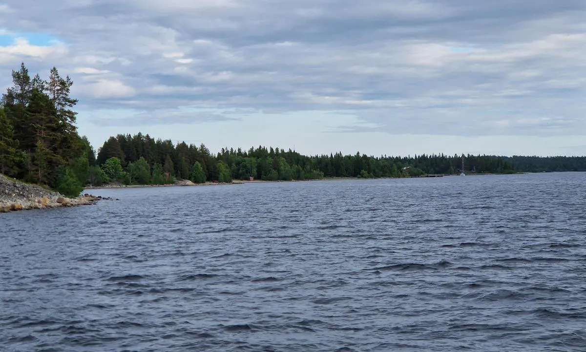 Bjuröklubb: Once you just passed the lighthouse, you still do not see the harbour entrance.
Larger boats need to anchor a bit further in the bay. You can see a mast of someone who did so, on the right side of the photo.