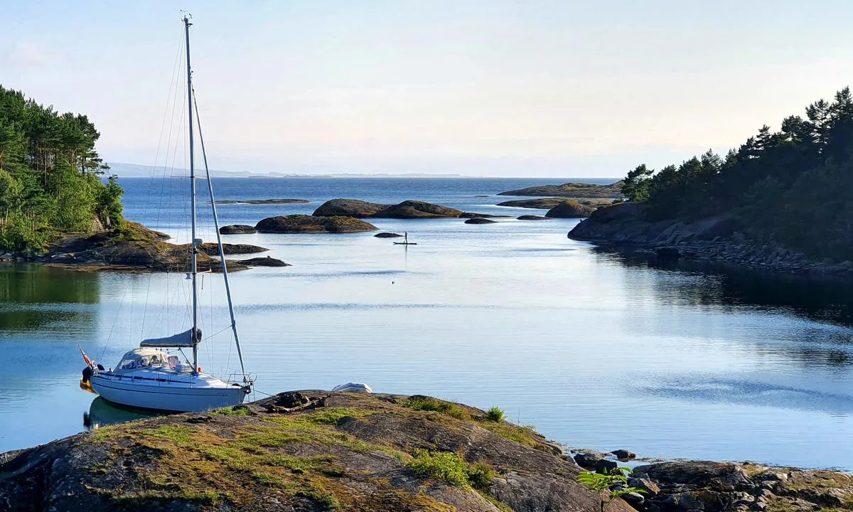 Blålagune: {"base": "no", "no": "S/Y Senja i lagunen p\u00e5 Nord-Talgje", "se": "S/Y Senja i lagunen p\u00e5 Nord-Talgje", "en": "S/Y Senja in the lagoon at Nord-Talgje", "da": "S/Y Senja i lagunen p\u00e5 Nord-Talg\u00f8"}