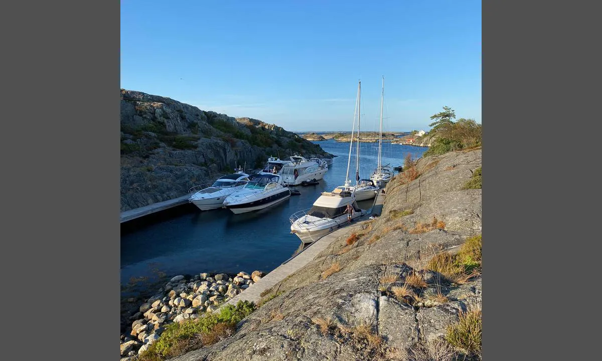 Det er faste kaier på begge sider av Bleikmyrhola. Vær oppmerksom på at det ikke er dypt hele veien langs kaiene.