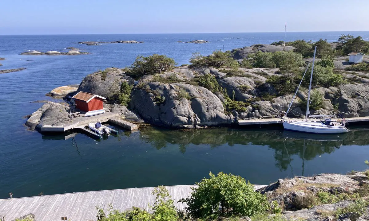 Bleikmyrhola - Urene: {"base": "no", "no": "Vika ligger fint i le mot det meste av vind", "se": "Viken ligger fint i l\u00e4 f\u00f6r det mesta av vind", "en": "The bay is well sheltered from most winds", "da": "Vika ligger fint i l\u00e6 mod det meste af vind."}