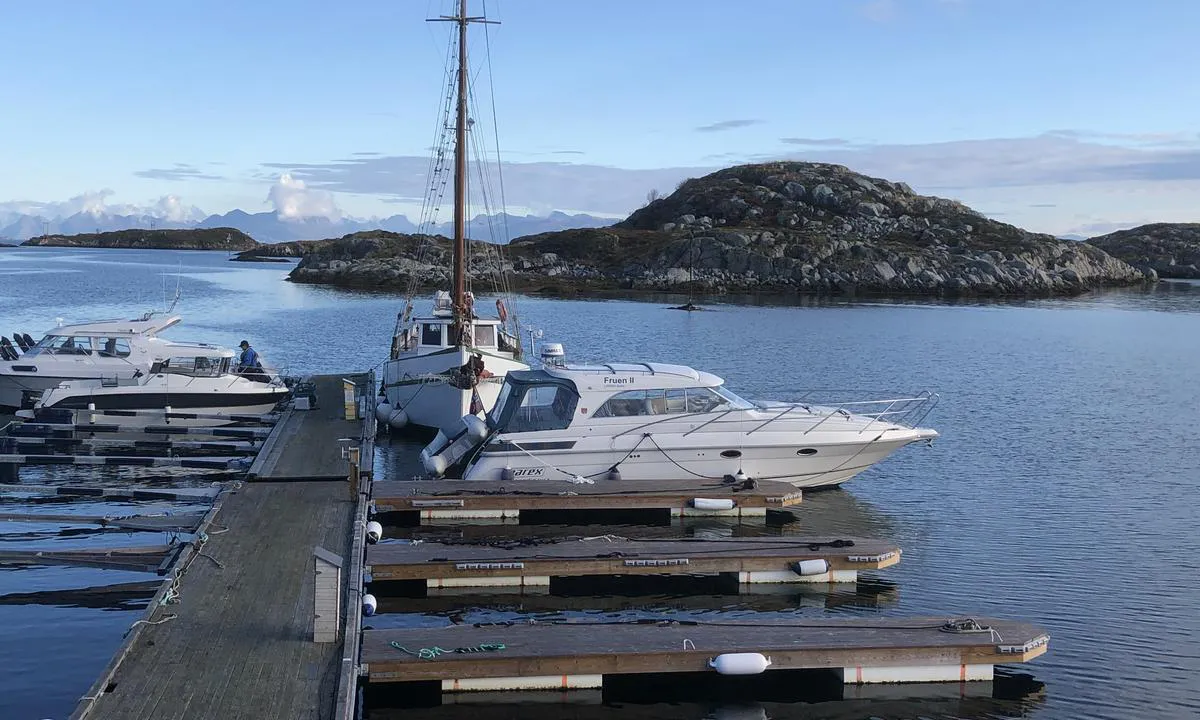 Bliksvær: {"base": "no", "no": "Fakta om Bliksv\u00e6r\r\nBliksv\u00e6r ligger ca. 15 km vest for Bod\u00f8\r\nBest\u00e5r av ca. 60 lave holmer og \u00f8yer.\r\nHusene p\u00e5 \u00f8ya benyttes stort sett til fritidsboliger\r\nUtleie av Bliksv\u00e6r skole \u2013 Kystlaget Salta.\r\nHurtigb\u00e5tforbindelse fra Bod\u00f8 \u2013 Torghatten Nord\r\nGodkjent drikkevann\r\nHMS Effingham gikk p\u00e5 grunn p\u00e5 undervannskj\u00e6ret Faksen nord for Bliksv\u00e6r.\r\nNaturreservat med dyrelivsfredning\r\nDet oppfordres sterkt at all ferdsel utenfor veien bare foreg\u00e5r etter de anbefalte tur-rutene.", "se": "Fakta om Bliksv\u00e6r\nBliksv\u00e6r ligger ca. 15 km v\u00e4ster om Bod\u00f8\nBest\u00e5r av ca. 60 l\u00e5ga sk\u00e4r och \u00f6ar.\nHusen p\u00e5 \u00f6n anv\u00e4nds mestadels som fritidshus\nUthyrning av Bliksv\u00e6r skola - Kystlaget Salta.\nSnabb\u00e5t fr\u00e5n Bod\u00f8 - Torghatten Nord\nGodk\u00e4nt dricksvatten\nHMS Effingham gick p\u00e5 grund p\u00e5 undervattensrevet Faksen norr om Bliksv\u00e6r.\nNaturreservat med djurlivsskydd\nDet uppmuntras starkt att all r\u00f6relse utanf\u00f6r v\u00e4gen endast sker enligt de rekommenderade tur-rutterna.", "en": "Facts about Bliksv\u00e6r Bliksv\u00e6r is located about 15 km west of Bod\u00f8 Consists of about 60 low islets and islands. The houses on the island are mostly used as holiday homes Rental of Bliksv\u00e6r school - Coastal Association Salta. Express boat connection from Bod\u00f8 - Torghatten Nord Approved drinking water HMS Effingham ran aground on the underwater reef Faksen north of Bliksv\u00e6r. Nature reserve with wildlife protection It is strongly encouraged that all traffic off the road only takes place according to the recommended hiking routes.", "da": "<b>Fakta om Bliksv\u00e6r</b><br />Bliksv\u00e6r ligger ca. 15 km vest for Bod\u00f8<br />Best\u00e5r af ca. 60 lave holme og \u00f8er.<br />Husene p\u00e5 \u00f8erne bruges stort set som fritidsboliger<br />Udlejning af Bliksv\u00e6r skole - Kystlaget Salta.<br />Hurtigb\u00e5dsforbindelse fra Bod\u00f8 - Torghatten Nord<br />Godkendt drikkevand<br />HMS Effingham gik p\u00e5 grund p\u00e5 undervandsrevet Faksen nord for Bliksv\u00e6r.<br />Naturreservat med dyrelivsbeskyttelse<br />Det opfordres st\u00e6rkt til, at al f\u00e6rden udenfor vejen kun foreg\u00e5r efter de anbefalede vandreruter."}