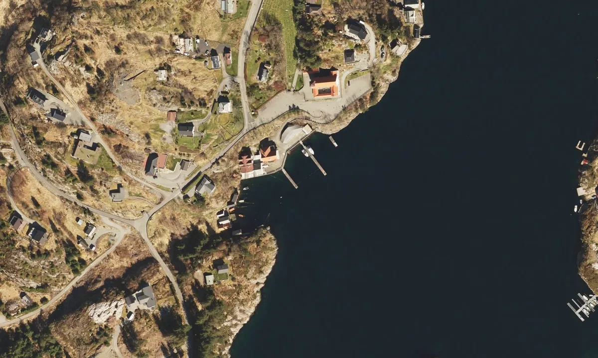 Flyfoto av Blomvåg Fjordhotell