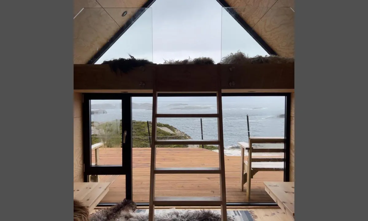 Blomvåg Fjordhotell: {"base": "no", "no": "Dagsturhytten p\u00e5 Rambua er bare en halvtime unna.", "se": "Dagstughytten p\u00e5 Rambua \u00e4r bara en halvtimme bort.", "en": "The day-trip shelter at Rambua is just half an hour away.", "da": "Dagsturhytten p\u00e5 Rambua er kun en halv time v\u00e6k."}