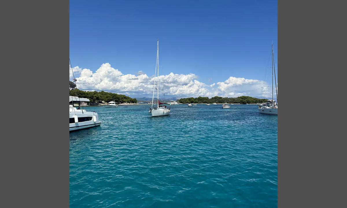 Blue Lagoon - Veli: {"base": "en", "no": "Bukta gir godt ankerfeste.", "se": "Viken erbjuder bra ankring.", "en": "The bay provide good anchoring.", "da": "Bugten giver god ankring."}
