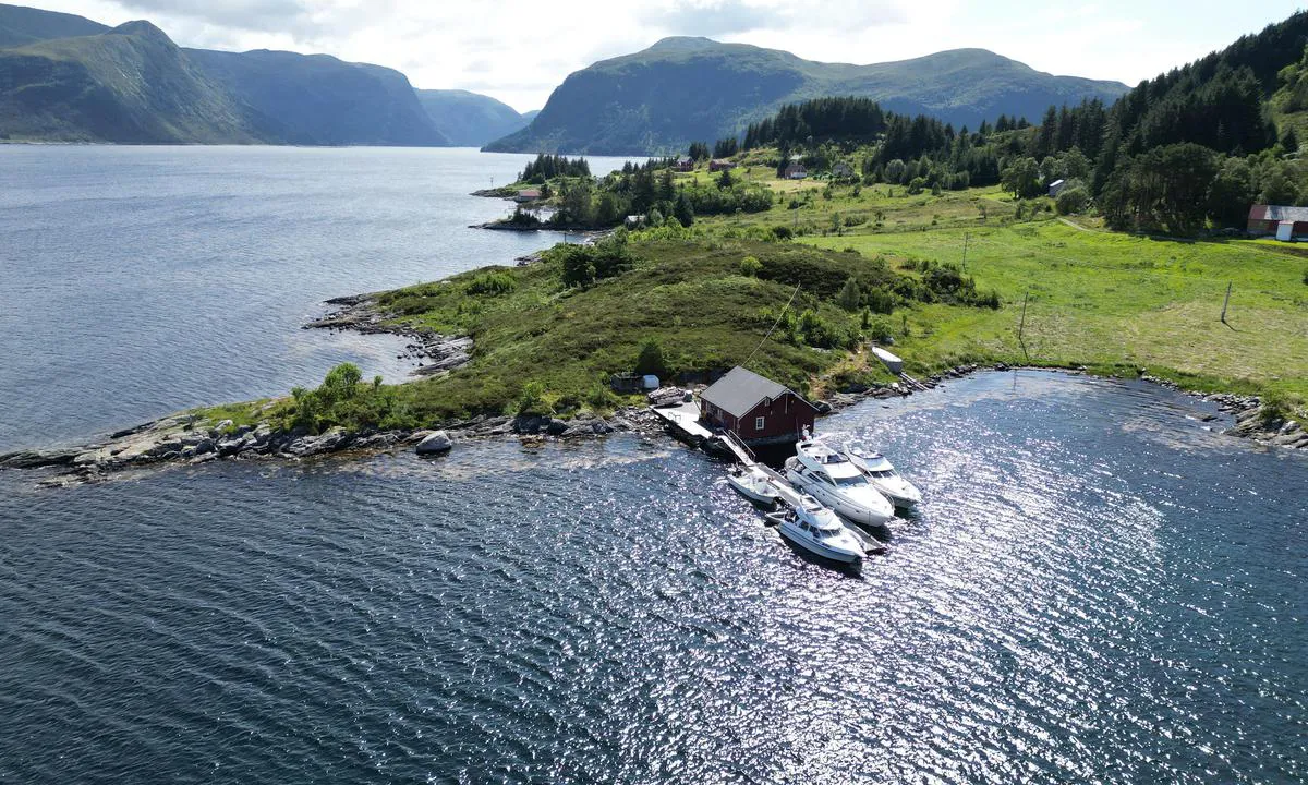 Bø - Selje: Private floating jetty.