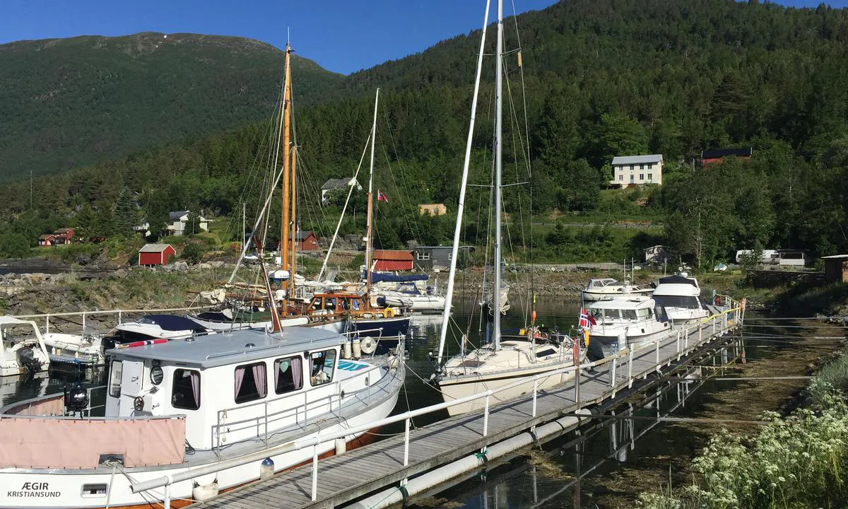 Bøfjorden Småbåthavn: {"base": "no", "no": "Innover i havna.", "se": "In till hamnen.", "en": "Into the harbor.", "da": "<i>Indadg\u00e5ende i havnen.</i>"}