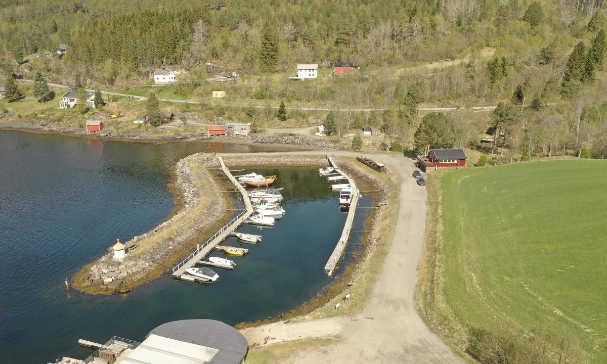 Bøfjorden Småbåthavn: {"base": "no", "no": "Fra s\u00f8r", "se": "Fr\u00e5n s\u00f6der", "en": "From the south", "da": "Fra syd"}