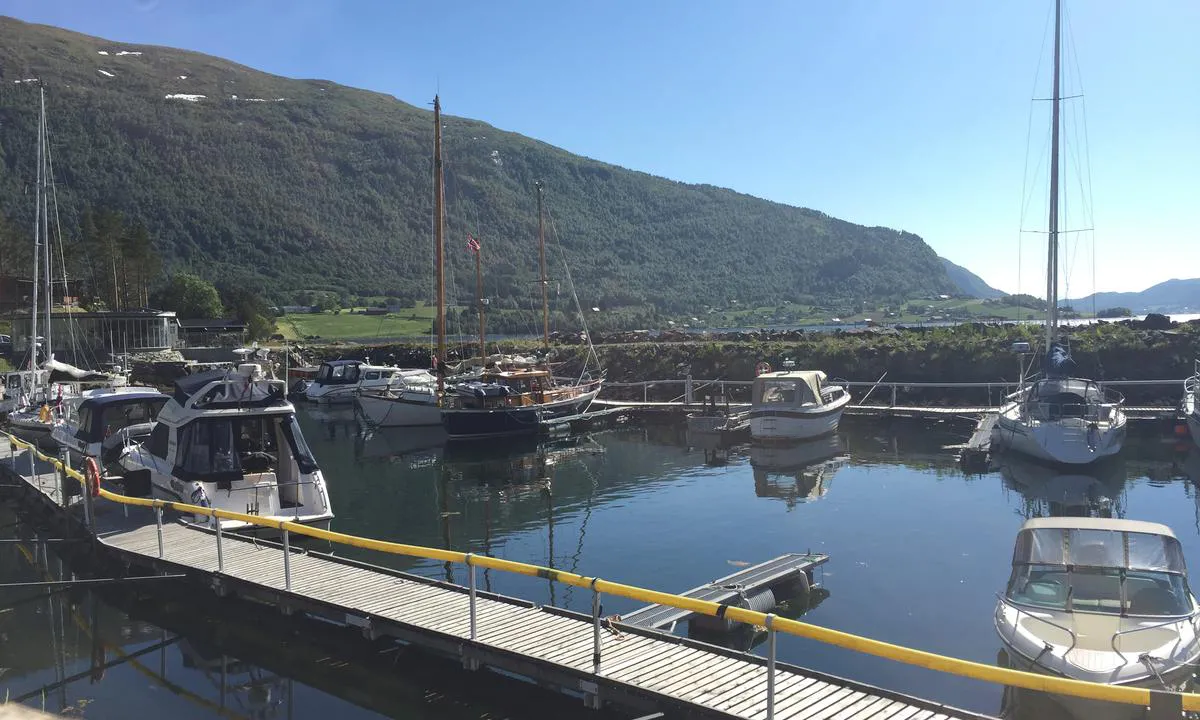 Bøfjorden Småbåthavn: {"base": "no", "no": "B\u00f8fjorden gjestehavn.", "se": "B\u00f6fjorden g\u00e4sthamn.", "en": "B\u00f8fjorden guest harbour.", "da": "B\u00f8fjorden g\u00e6stehavn."}