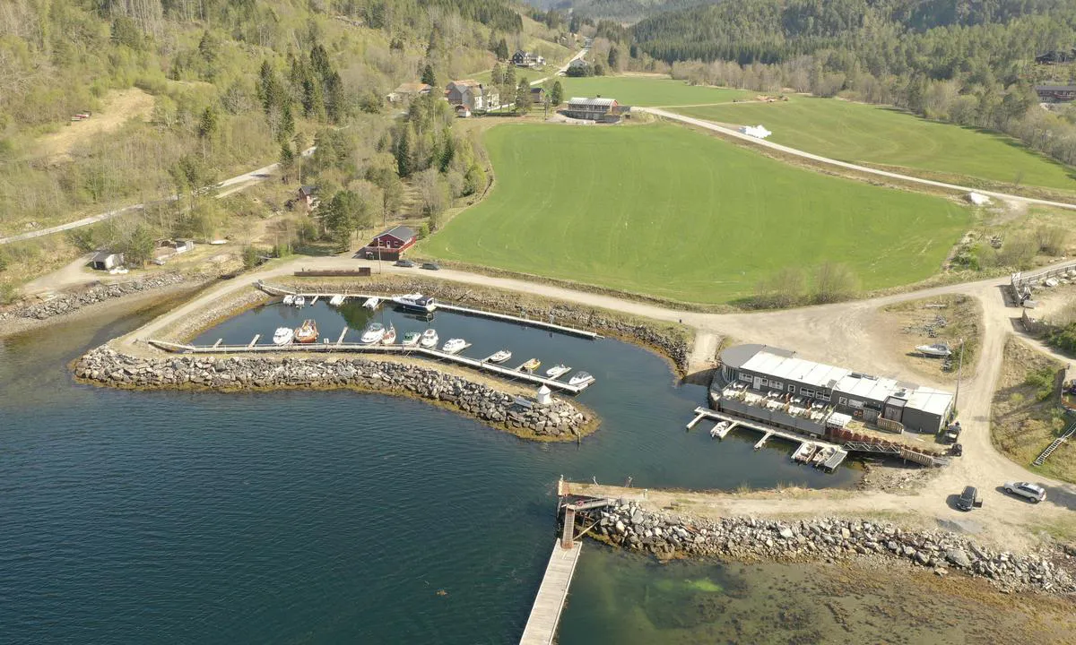 Bøfjorden Småbåthavn: {"base": "no", "no": "Fra vest", "se": "Fr\u00e5n v\u00e4st", "en": "From the west", "da": "Fra vest"}