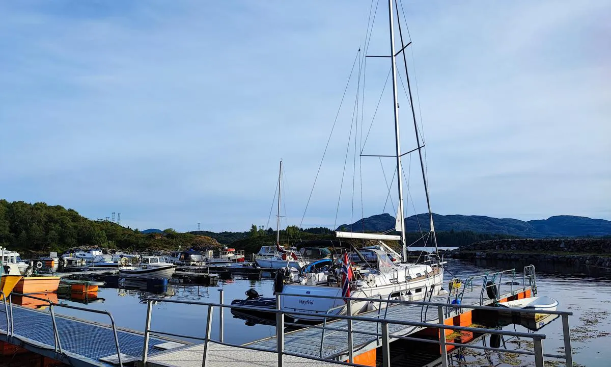 Boga Småbåthavn : {"base": "no", "no": "Lun havn med god bybde. Litt trang Innseiling. Str\u00f8m og vatn tilgjengelig.", "se": "Lugn hamn med bra djup. Lite tr\u00e5ng insegling. Str\u00f6m och vatten tillg\u00e4ngligt.", "en": "Sheltered harbor with good depth. Slightly narrow entrance. Power and water available.", "da": "Lun havn med god dybde. Lidt trang indsejling. Str\u00f8m og vand tilg\u00e6ngelig."}