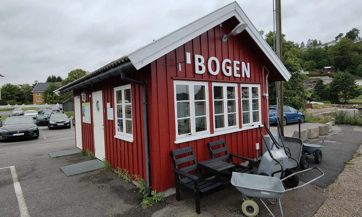 Bogen Båthavn - Stokke: {"base": "no", "no": "Vaktbu", "se": "Vaktkoja", "en": "Guard booth", "da": "Vagtbod"}