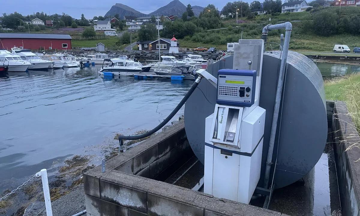 Bogen Småbåthavn - Bogøy: {"base": "no", "no": "Dieselpumpe med uttak nede p\u00e5piren", "se": "Dieselpump med uttag nere p\u00e5 piren", "en": "Diesel pump with outlet down on the pier", "da": "Dieselpumpe med udtag nede p\u00e5 molen"}